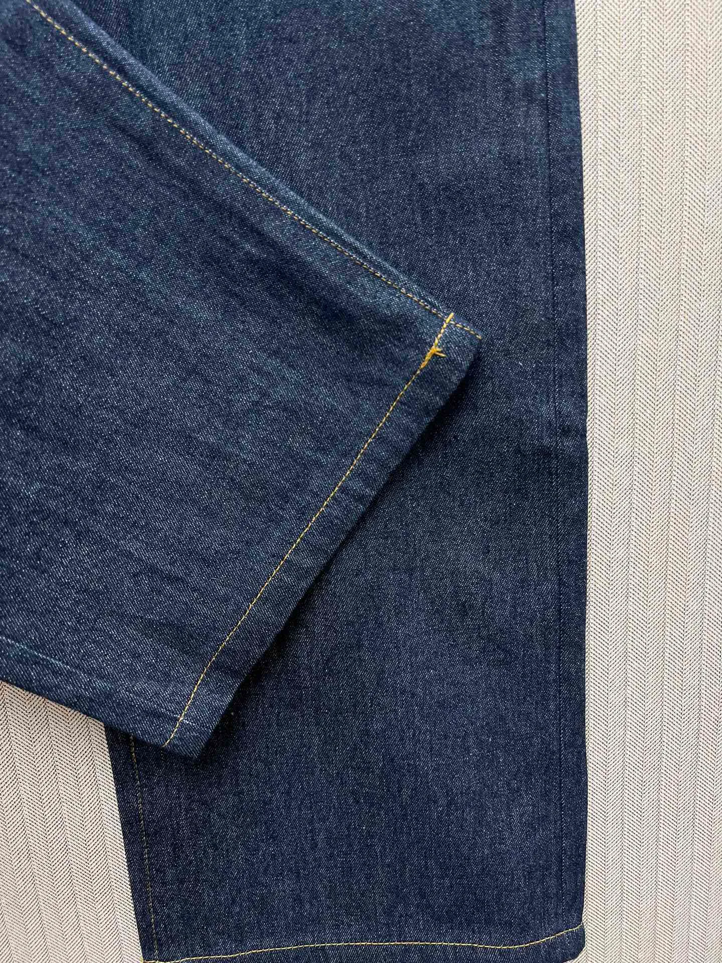 🅿️470 Dior 25ss new jeans are a new product of the 2025 winter men's wear series. They are decorated with the Dior love logo inspired by the Dior archives, paying tribute to Dior's heritage. Crafted from new navy blue cotton denim that's lightweight and soft, it's finished with a Dior Love leather signature at the back. An ideal piece this season, pair it with the cropped jacket from the same collection for a sophisticated look. Number of yards: 29.30.31.32.
