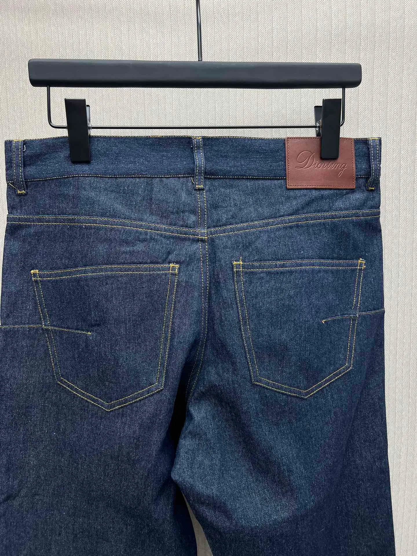 🅿️470 Dior 25ss new jeans are a new product of the 2025 winter men's wear series. They are decorated with the Dior love logo inspired by the Dior archives, paying tribute to Dior's heritage. Crafted from new navy blue cotton denim that's lightweight and soft, it's finished with a Dior Love leather signature at the back. An ideal piece this season, pair it with the cropped jacket from the same collection for a sophisticated look. Number of yards: 29.30.31.32.