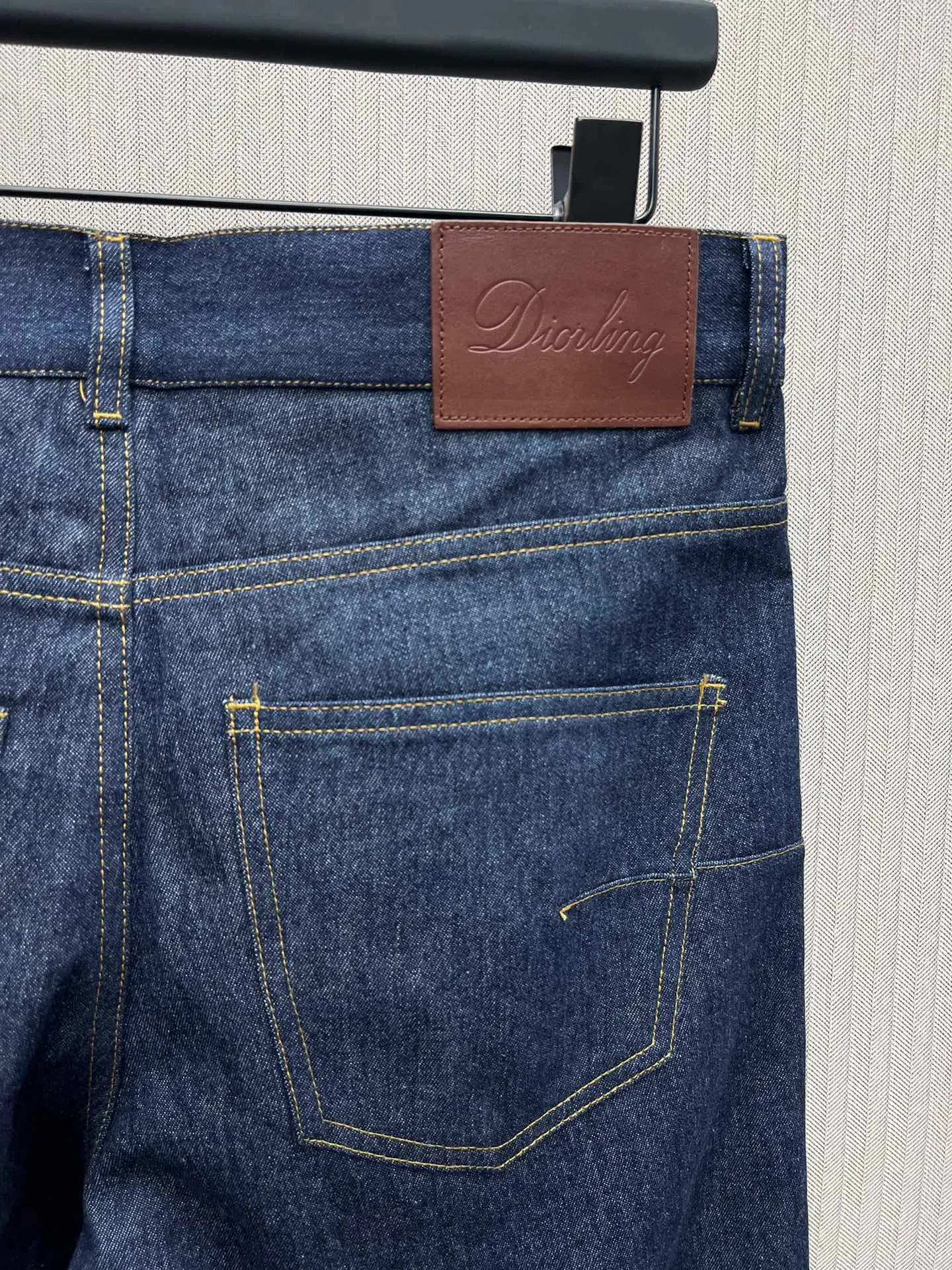 🅿️470 Dior 25ss new jeans are a new product of the 2025 winter men's wear series. They are decorated with the Dior love logo inspired by the Dior archives, paying tribute to Dior's heritage. Crafted from new navy blue cotton denim that's lightweight and soft, it's finished with a Dior Love leather signature at the back. An ideal piece this season, pair it with the cropped jacket from the same collection for a sophisticated look. Number of yards: 29.30.31.32.