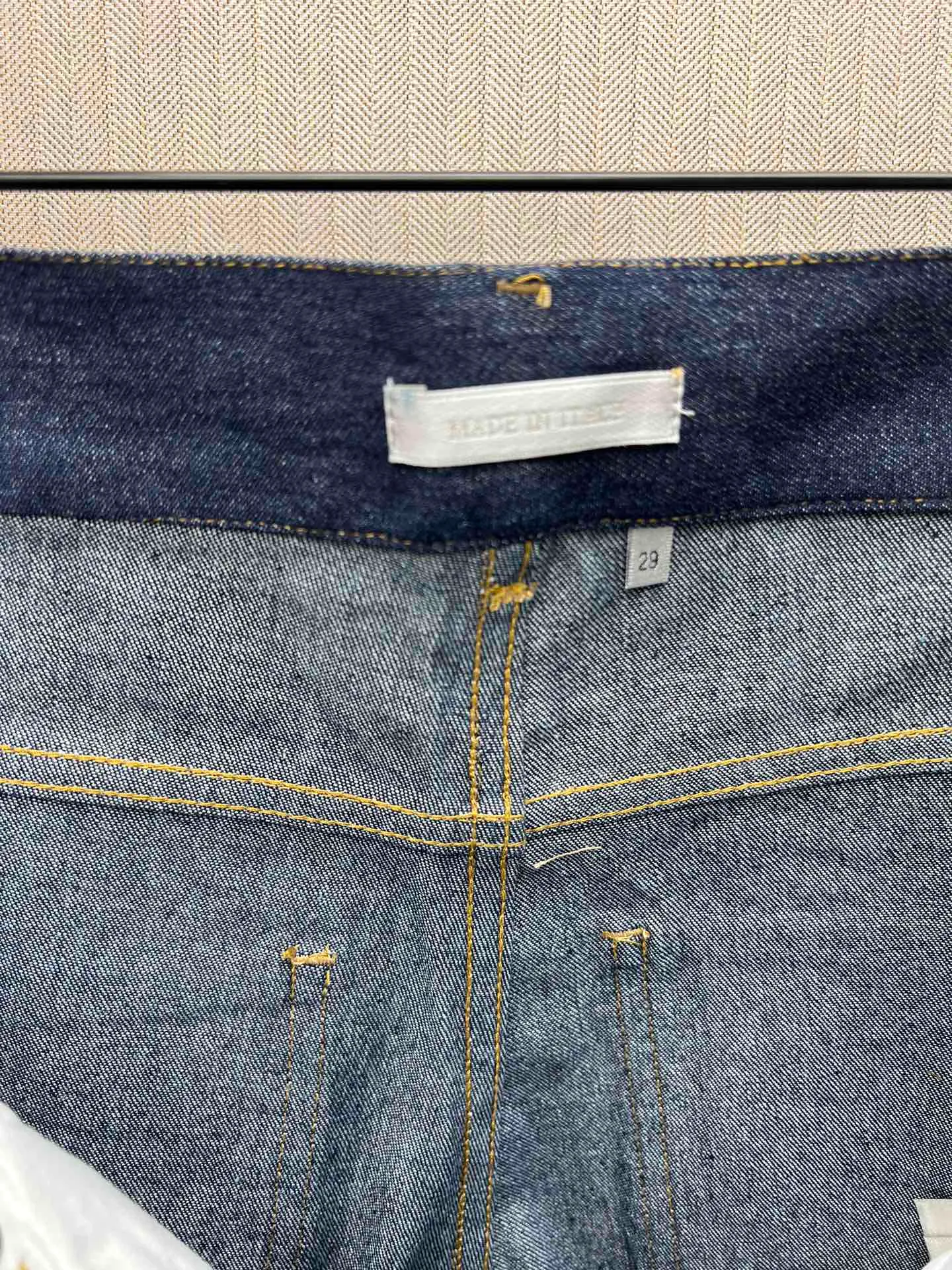 🅿️470 Dior 25ss new jeans are a new product of the 2025 winter men's wear series. They are decorated with the Dior love logo inspired by the Dior archives, paying tribute to Dior's heritage. Crafted from new navy blue cotton denim that's lightweight and soft, it's finished with a Dior Love leather signature at the back. An ideal piece this season, pair it with the cropped jacket from the same collection for a sophisticated look. Number of yards: 29.30.31.32.