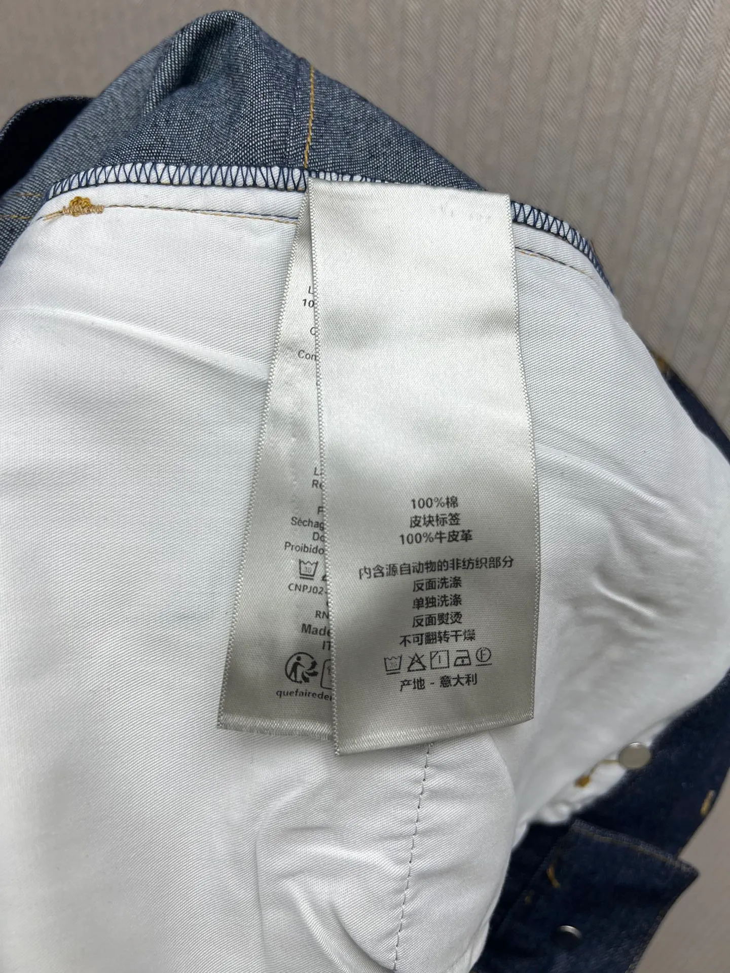 🅿️470 Dior 25ss new jeans are a new product of the 2025 winter men's wear series. They are decorated with the Dior love logo inspired by the Dior archives, paying tribute to Dior's heritage. Crafted from new navy blue cotton denim that's lightweight and soft, it's finished with a Dior Love leather signature at the back. An ideal piece this season, pair it with the cropped jacket from the same collection for a sophisticated look. Number of yards: 29.30.31.32.