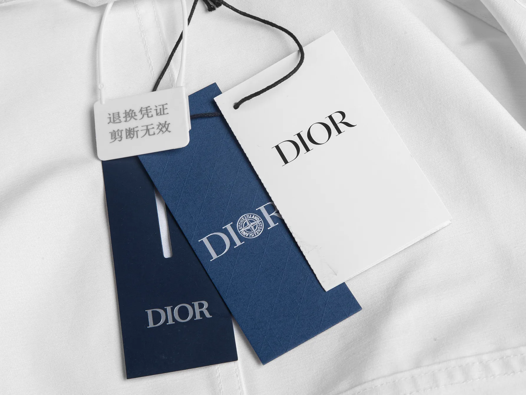 🅿️660 (only high-quality products🔥ZP version, no pressure to get in and out of the cabinet) -Dior official website models are released at the same time. Bomber jackets made of finely embroidered letters and woven fabrics are the same for men and women. -YB molded fabric details are the same. A full set of accessories are customized to distinguish the market currency. Welcome to compare -Color white -Code number 46 48 50 52