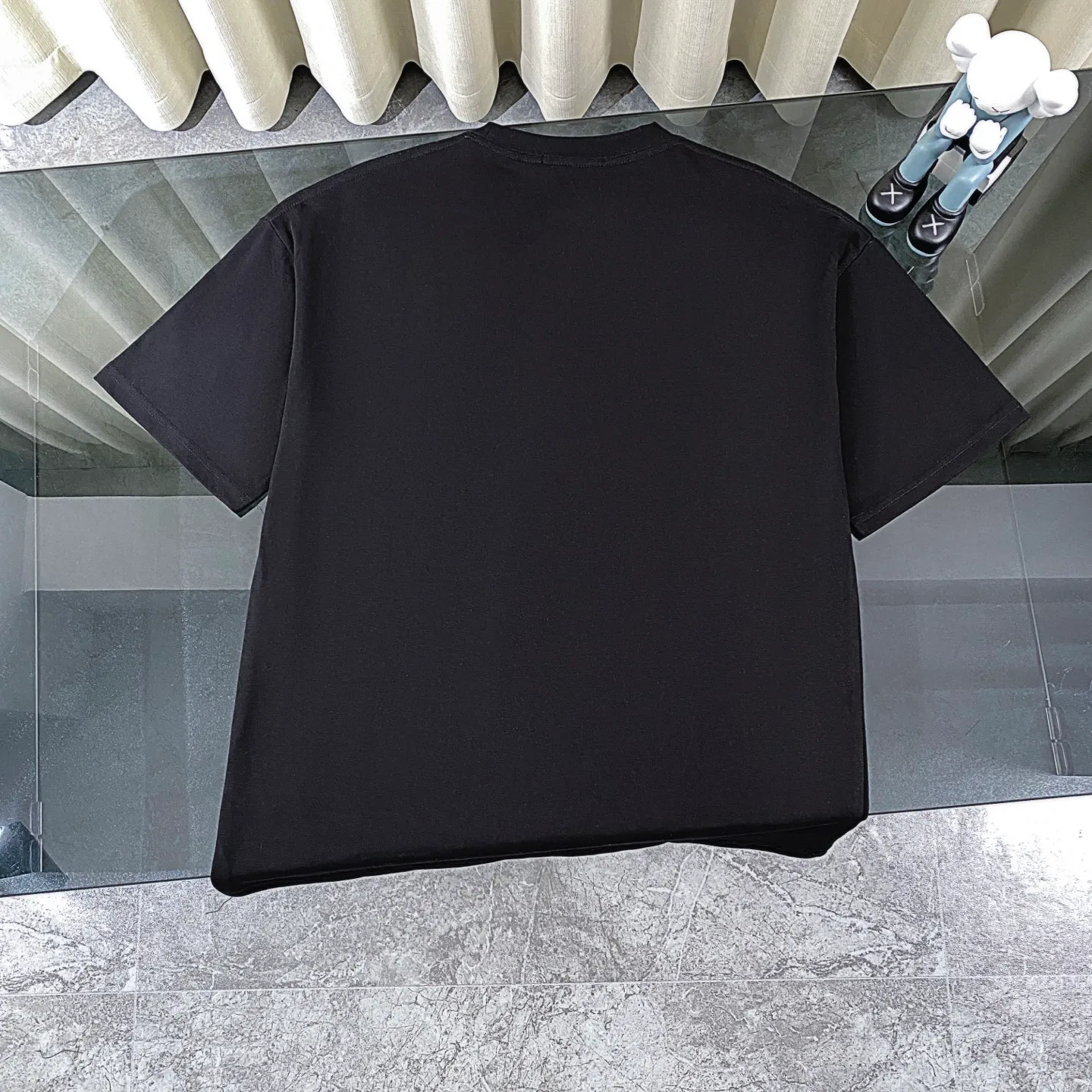 🅿️180 Dior 2025 new classic letter star printed short-sleeved round neck T-shirt. Fabric: 310 heavyweight pure cotton, feel free to compare. Made of specific heavyweight 32S fine cotton jersey fabric, 280g weight; with 32s+70D drawbar thread, 280g: 95/fine cotton*5% spandex double yarn rib. The worsted cotton material is light, thin and breathable, with a strong cotton feel on the hand and strong breathability and moisture absorption; the threads are woven into combed cotton fabric using a blending process, making the fabric very soft to the touch. The worsted cotton material is light and breathable, has a strong cotton feel on the hand, is breathable and hygroscopic; it is not easy to wrinkle and does not require special care. 32-needle high-end textile imported from the rib, 70D ultra-fine elastic stitching, nearly non-feeling stitching, comfortable and fit the body shape.  A full set of new Dior accessories, suitable for both men and women. Color: white, black. Size: S-XL