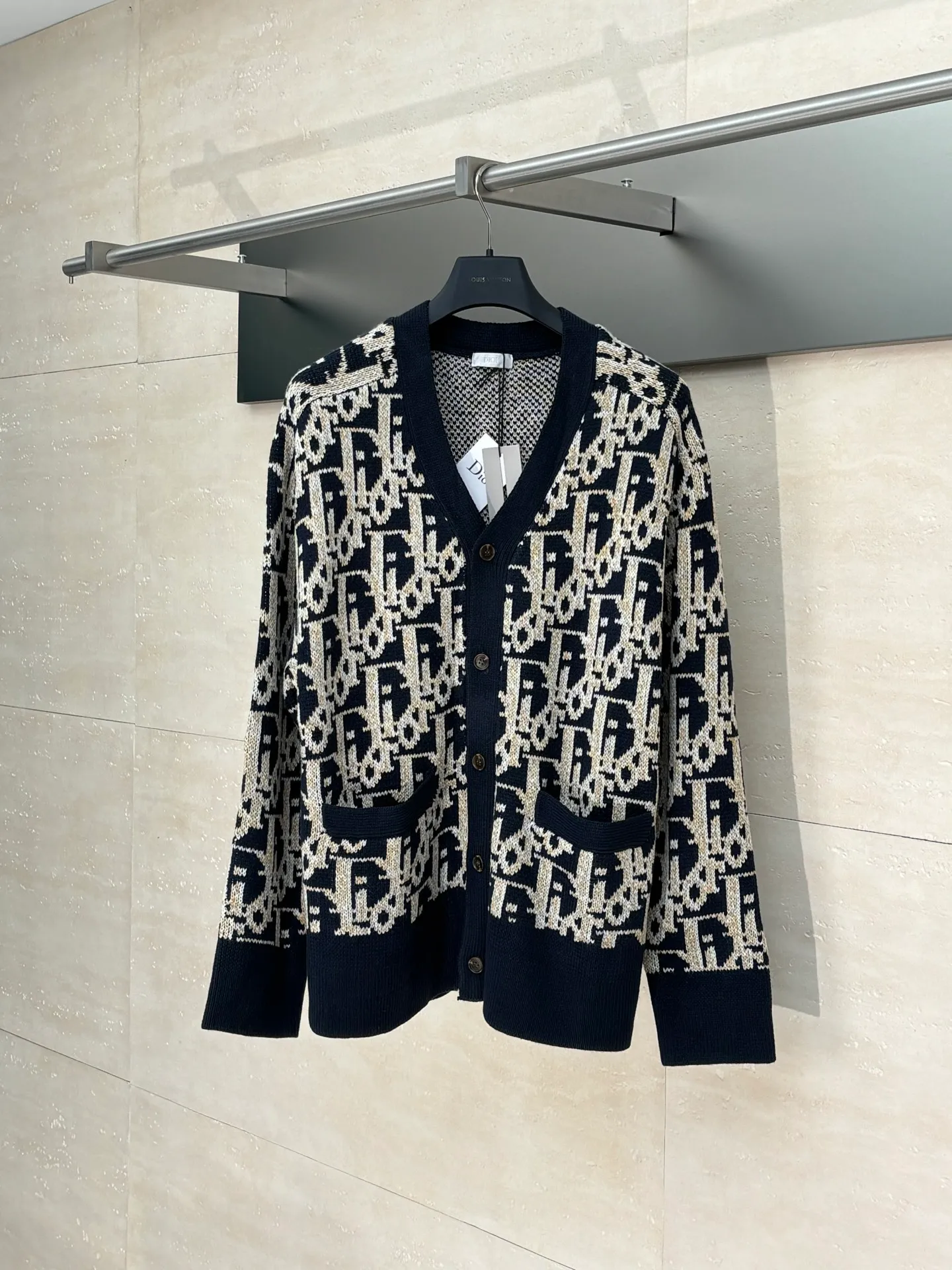 🅿️460 Dio*/Dior 25FW all-over printed jacquard cardigan sweater The dyed yarn is made of 80% cashmere and 20% wool blended three-yarn yarns, twisted into strands, and the jacquard part is made of yarns of various colors. It is made of imported German Stoll fabrics. The imported 7-needle jacquard craft yarn is clear and textured. There are obvious wool fibers on the surface. The special hemless design perfectly matches the macaron color upper body. The whole body is jacquard. Every letter is counterpointed. The buttons are made of natural open molded horn buttons. Size: S/M/L