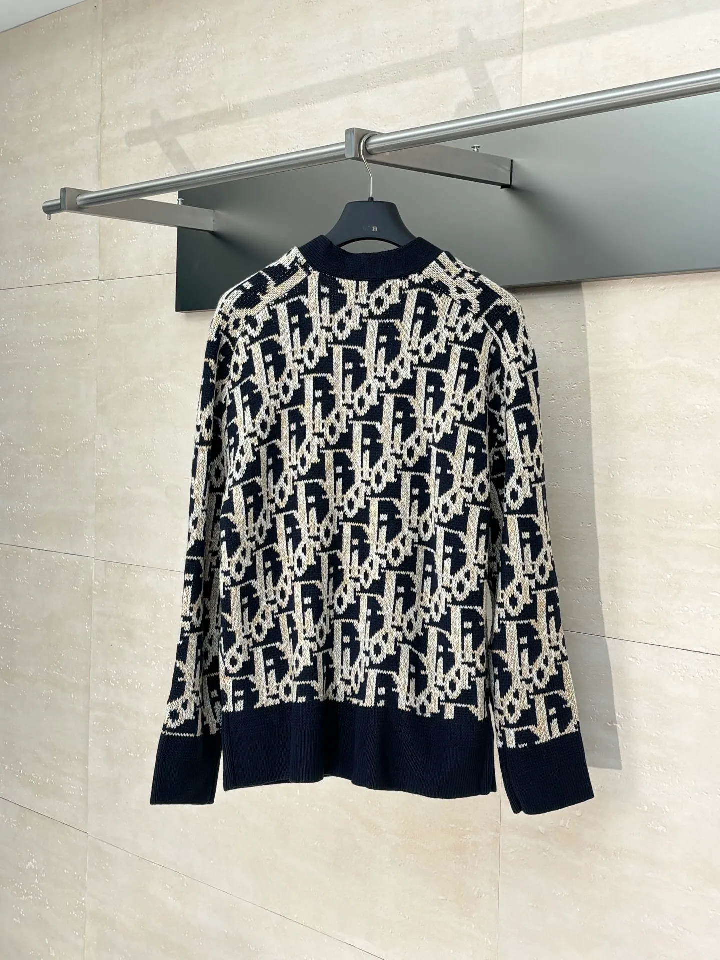 🅿️460 Dio*/Dior 25FW all-over printed jacquard cardigan sweater The dyed yarn is made of 80% cashmere and 20% wool blended three-yarn yarns, twisted into strands, and the jacquard part is made of yarns of various colors. It is made of imported German Stoll fabrics. The imported 7-needle jacquard craft yarn is clear and textured. There are obvious wool fibers on the surface. The special hemless design perfectly matches the macaron color upper body. The whole body is jacquard. Every letter is counterpointed. The buttons are made of natural open molded horn buttons. Size: S/M/L