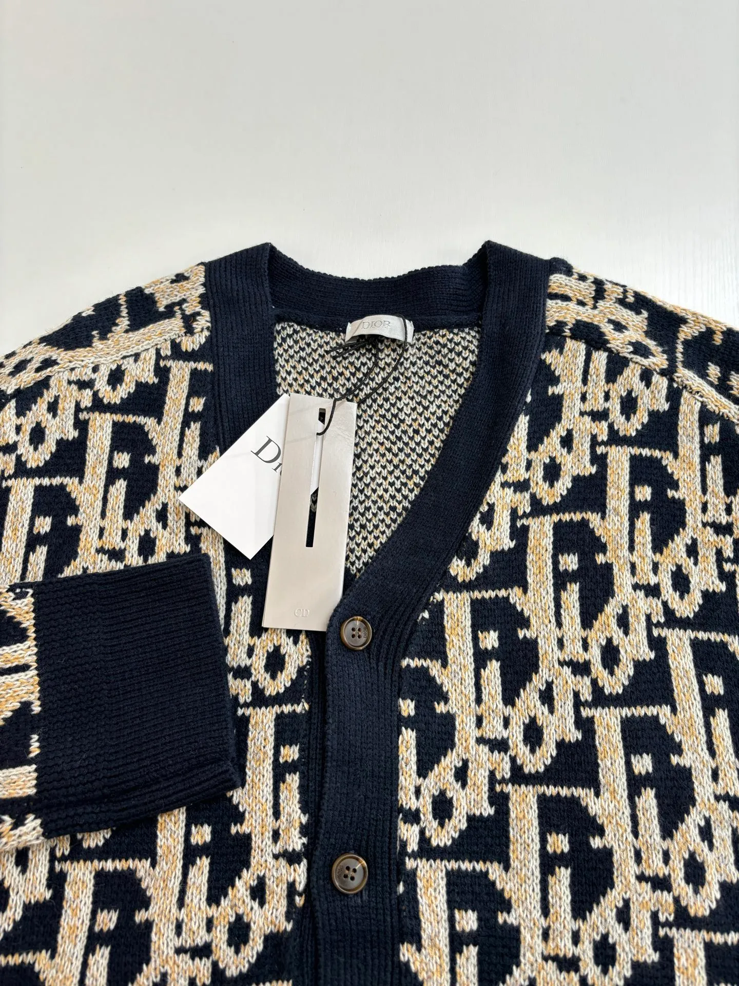 🅿️460 Dio*/Dior 25FW all-over printed jacquard cardigan sweater The dyed yarn is made of 80% cashmere and 20% wool blended three-yarn yarns, twisted into strands, and the jacquard part is made of yarns of various colors. It is made of imported German Stoll fabrics. The imported 7-needle jacquard craft yarn is clear and textured. There are obvious wool fibers on the surface. The special hemless design perfectly matches the macaron color upper body. The whole body is jacquard. Every letter is counterpointed. The buttons are made of natural open molded horn buttons. Size: S/M/L