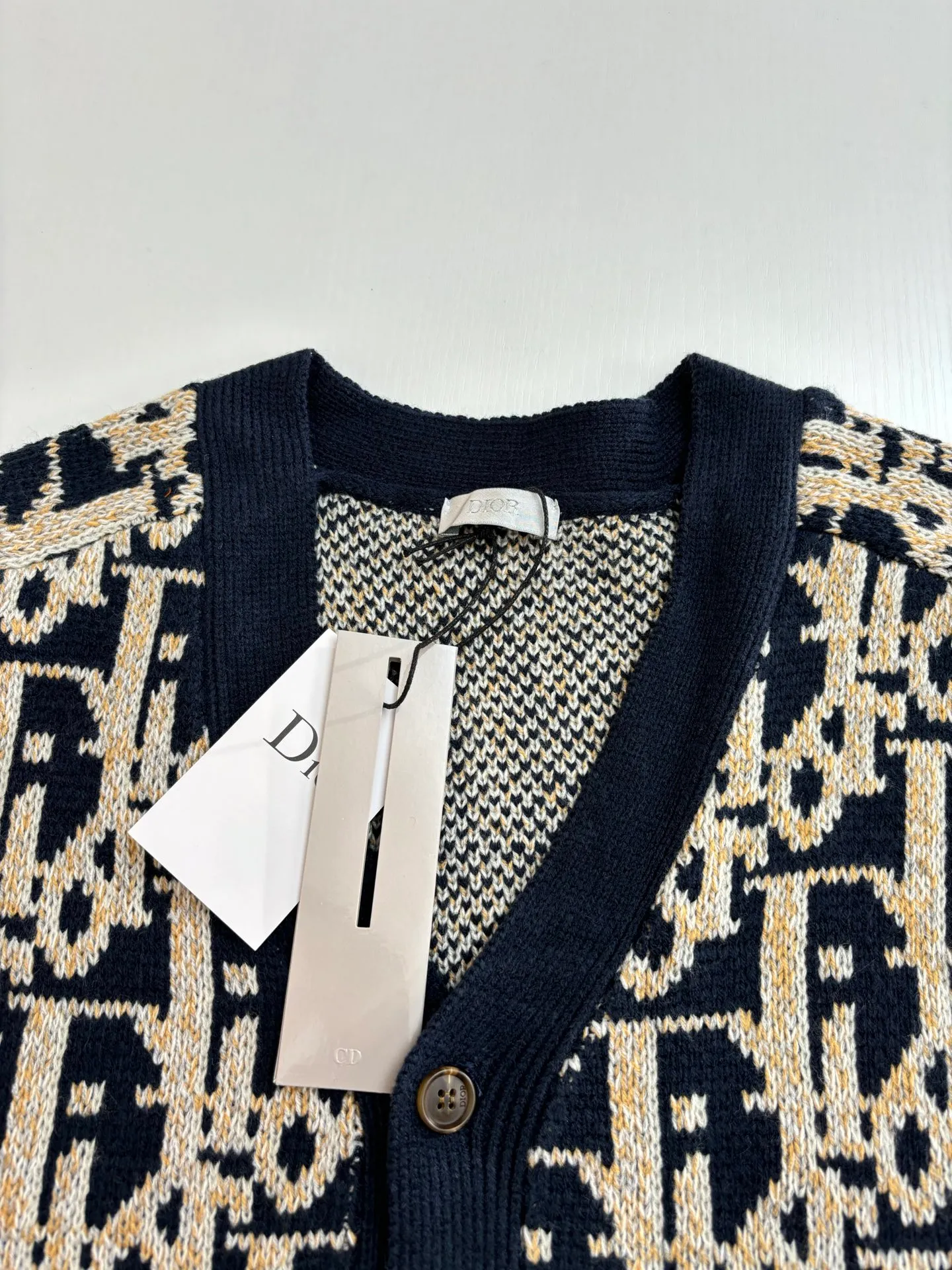 🅿️460 Dio*/Dior 25FW all-over printed jacquard cardigan sweater The dyed yarn is made of 80% cashmere and 20% wool blended three-yarn yarns, twisted into strands, and the jacquard part is made of yarns of various colors. It is made of imported German Stoll fabrics. The imported 7-needle jacquard craft yarn is clear and textured. There are obvious wool fibers on the surface. The special hemless design perfectly matches the macaron color upper body. The whole body is jacquard. Every letter is counterpointed. The buttons are made of natural open molded horn buttons. Size: S/M/L