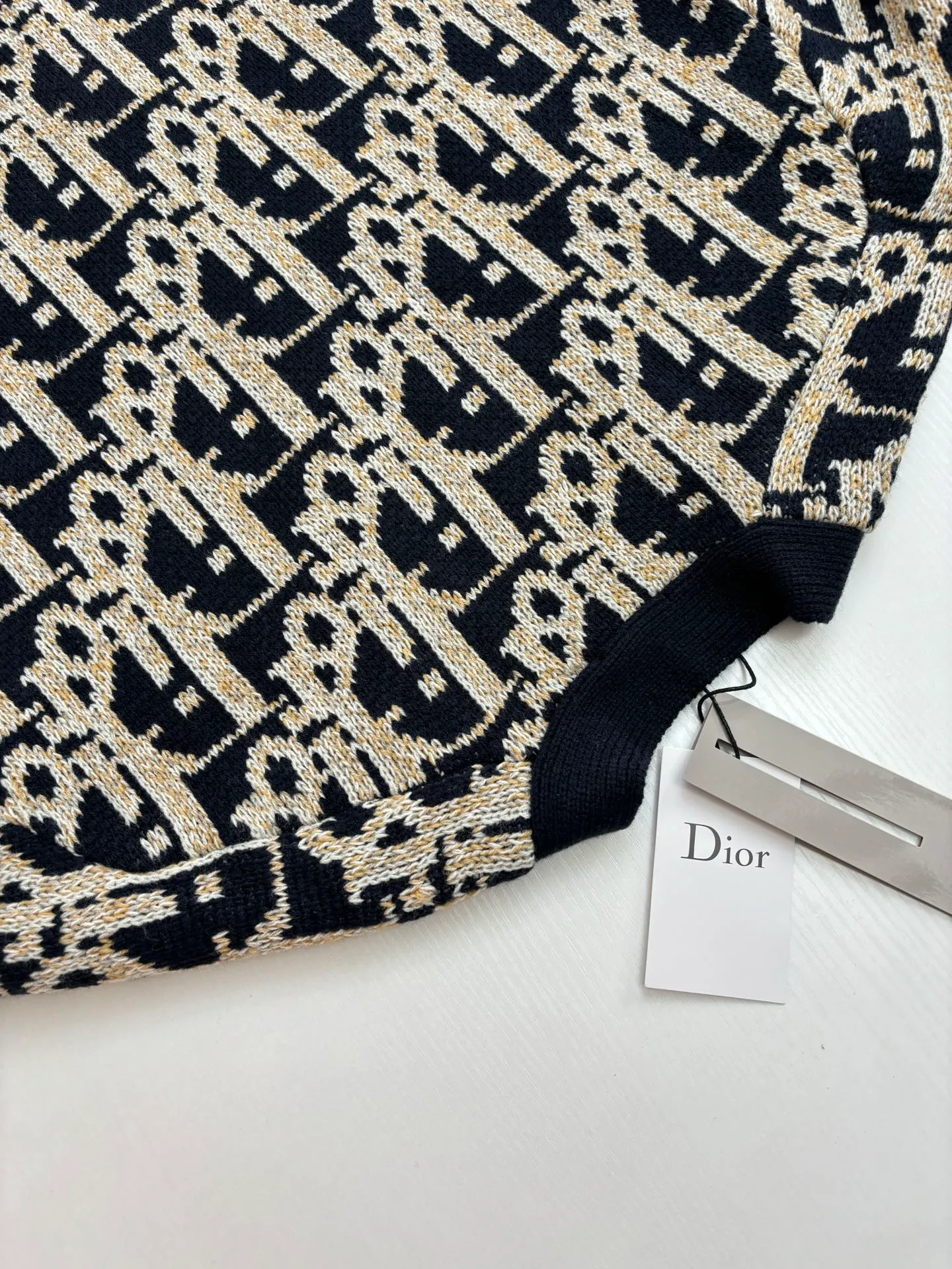 🅿️460 Dio*/Dior 25FW all-over printed jacquard cardigan sweater The dyed yarn is made of 80% cashmere and 20% wool blended three-yarn yarns, twisted into strands, and the jacquard part is made of yarns of various colors. It is made of imported German Stoll fabrics. The imported 7-needle jacquard craft yarn is clear and textured. There are obvious wool fibers on the surface. The special hemless design perfectly matches the macaron color upper body. The whole body is jacquard. Every letter is counterpointed. The buttons are made of natural open molded horn buttons. Size: S/M/L