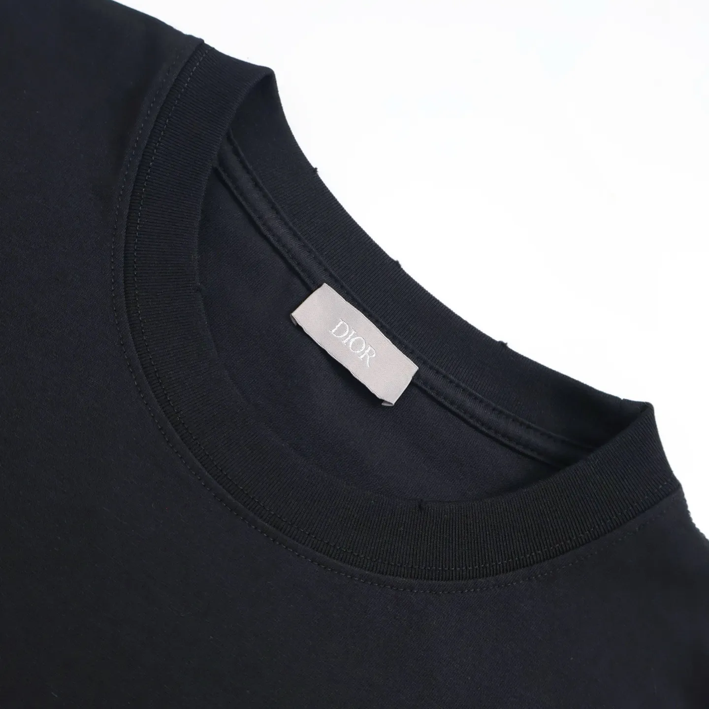 🅿️260 [Exclusive supply] CD distressed printed short-sleeves (black) originally purchased at 7700, made of 10S encrypted and reinforced 250G cotton and linen fabric, with 26S1×1 thread. The printing effect has a subtle blur design effect, and the film screen is made of extremely fine gauze material. The points are adjusted and depicted on the film based on the actual object, and the restoration is difficult to produce. High-density dot printing is combined with specially adjusted dot glue, and the paste is fine and has good mesh passing properties. The pieces are designed with washed holes and irregular openings all over the body, giving simple garments a rebellious sense of destruction. The stone grinding washing process locates the holes, and the ready-to-wear products use the stone grinding machine laser positioning to manually destroy the wear effect. Every wear and tear is made by hand, so that the natural wear and tear of the fabric achieves the most harmonious visual effect. After being washed by stone grinding, it can show a rich retro atmosphere. The classic round neck is a loose fit, the upper body is crisp and stylish, the color is simple, it is classic, durable and versatile, the hem has a slit design, and the printing position is in the upper center, which can enhance the visual center of gravity and effectively elongate the body proportions. Size:S-M-L