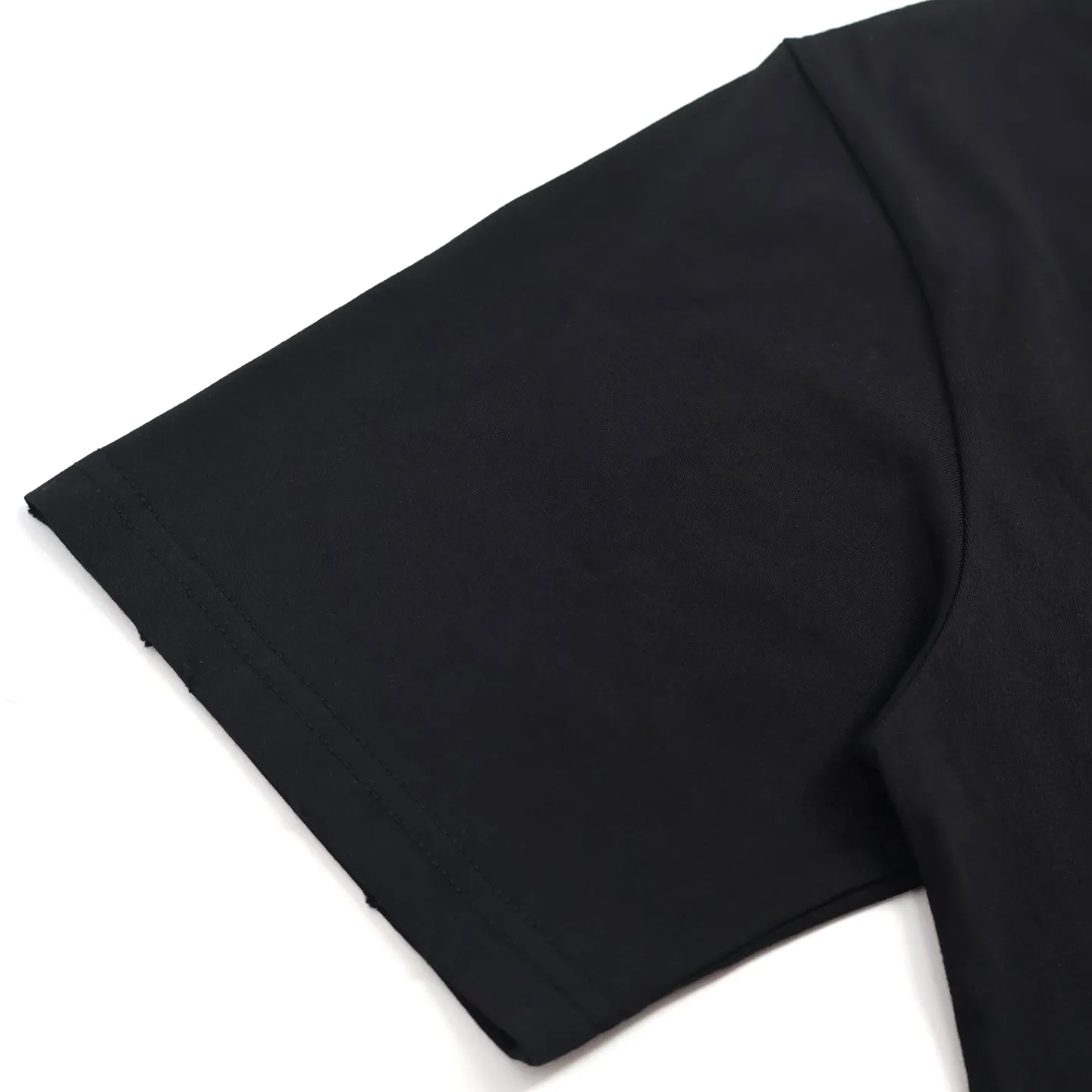 🅿️260 [Exclusive supply] CD distressed printed short-sleeves (black) originally purchased at 7700, made of 10S encrypted and reinforced 250G cotton and linen fabric, with 26S1×1 thread. The printing effect has a subtle blur design effect, and the film screen is made of extremely fine gauze material. The points are adjusted and depicted on the film based on the actual object, and the restoration is difficult to produce. High-density dot printing is combined with specially adjusted dot glue, and the paste is fine and has good mesh passing properties. The pieces are designed with washed holes and irregular openings all over the body, giving simple garments a rebellious sense of destruction. The stone grinding washing process locates the holes, and the ready-to-wear products use the stone grinding machine laser positioning to manually destroy the wear effect. Every wear and tear is made by hand, so that the natural wear and tear of the fabric achieves the most harmonious visual effect. After being washed by stone grinding, it can show a rich retro atmosphere. The classic round neck is a loose fit, the upper body is crisp and stylish, the color is simple, it is classic, durable and versatile, the hem has a slit design, and the printing position is in the upper center, which can enhance the visual center of gravity and effectively elongate the body proportions. Size:S-M-L