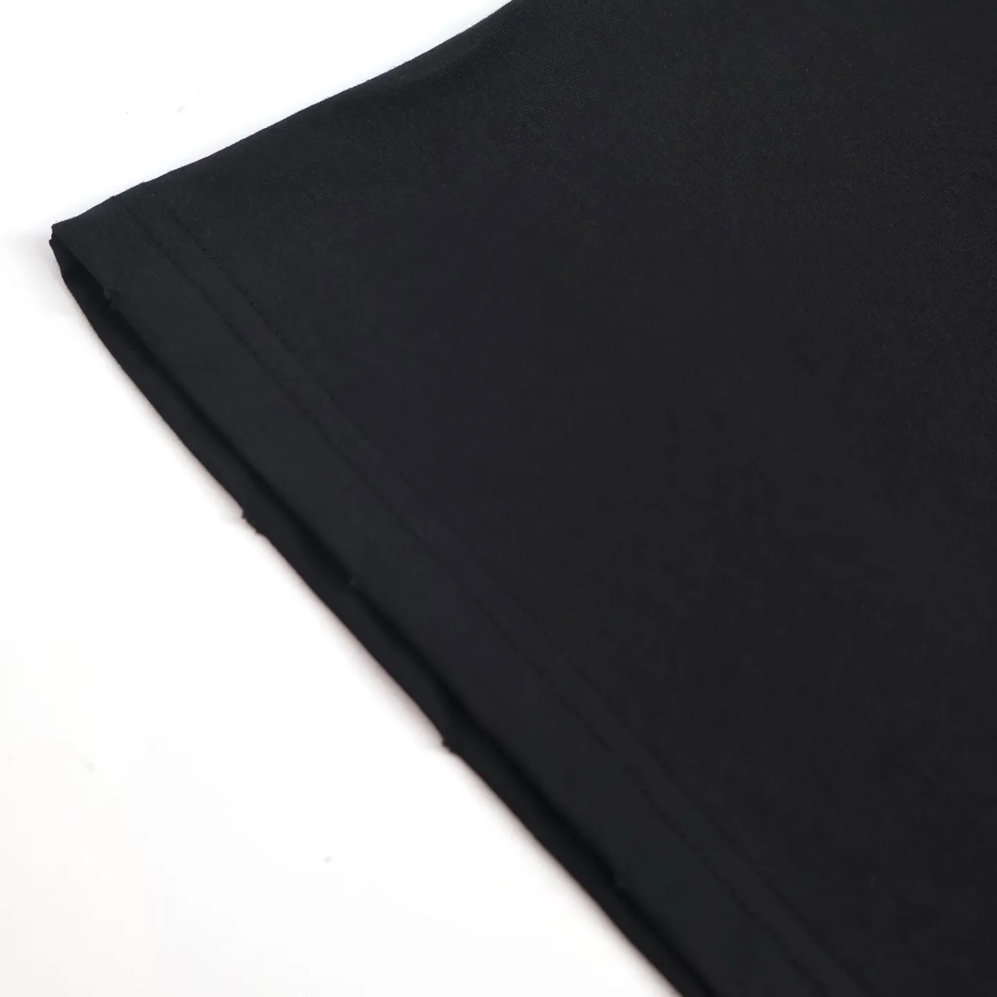 🅿️260 [Exclusive supply] CD distressed printed short-sleeves (black) originally purchased at 7700, made of 10S encrypted and reinforced 250G cotton and linen fabric, with 26S1×1 thread. The printing effect has a subtle blur design effect, and the film screen is made of extremely fine gauze material. The points are adjusted and depicted on the film based on the actual object, and the restoration is difficult to produce. High-density dot printing is combined with specially adjusted dot glue, and the paste is fine and has good mesh passing properties. The pieces are designed with washed holes and irregular openings all over the body, giving simple garments a rebellious sense of destruction. The stone grinding washing process locates the holes, and the ready-to-wear products use the stone grinding machine laser positioning to manually destroy the wear effect. Every wear and tear is made by hand, so that the natural wear and tear of the fabric achieves the most harmonious visual effect. After being washed by stone grinding, it can show a rich retro atmosphere. The classic round neck is a loose fit, the upper body is crisp and stylish, the color is simple, it is classic, durable and versatile, the hem has a slit design, and the printing position is in the upper center, which can enhance the visual center of gravity and effectively elongate the body proportions. Size:S-M-L