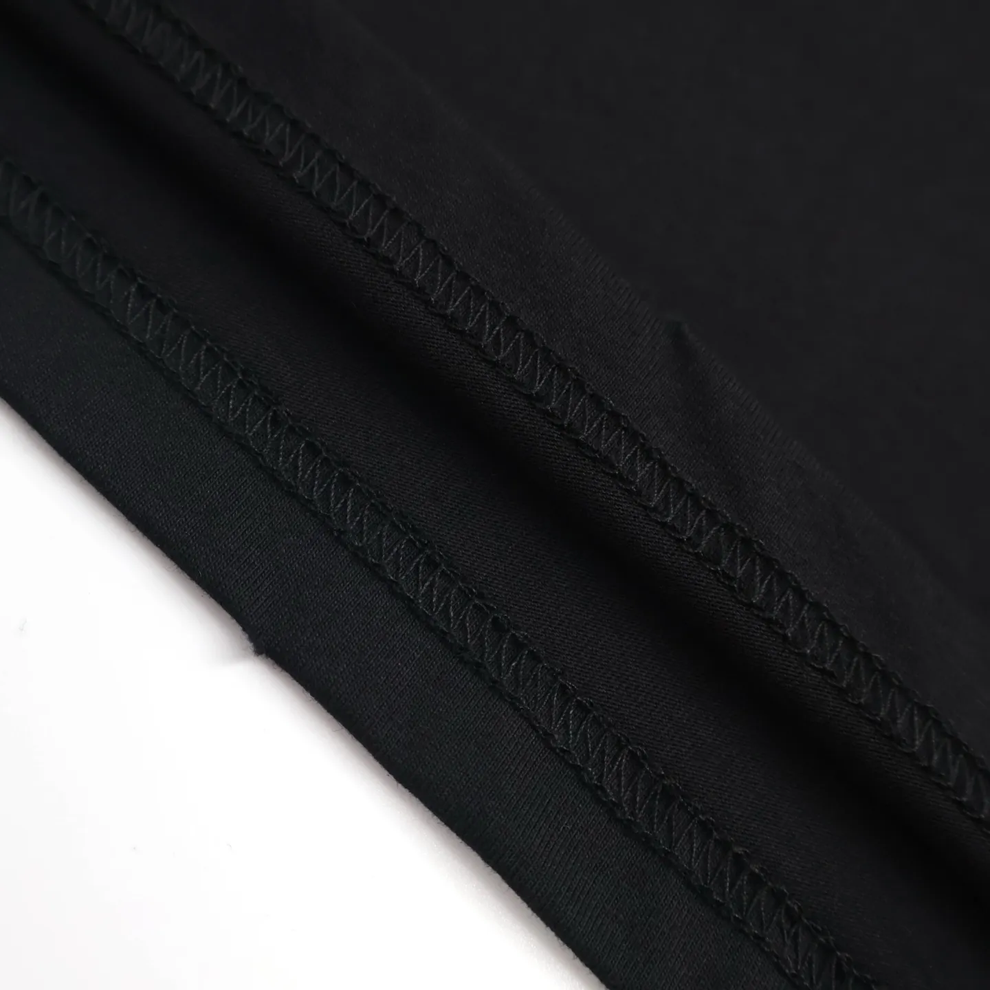🅿️260 [Exclusive supply] CD distressed printed short-sleeves (black) originally purchased at 7700, made of 10S encrypted and reinforced 250G cotton and linen fabric, with 26S1×1 thread. The printing effect has a subtle blur design effect, and the film screen is made of extremely fine gauze material. The points are adjusted and depicted on the film based on the actual object, and the restoration is difficult to produce. High-density dot printing is combined with specially adjusted dot glue, and the paste is fine and has good mesh passing properties. The pieces are designed with washed holes and irregular openings all over the body, giving simple garments a rebellious sense of destruction. The stone grinding washing process locates the holes, and the ready-to-wear products use the stone grinding machine laser positioning to manually destroy the wear effect. Every wear and tear is made by hand, so that the natural wear and tear of the fabric achieves the most harmonious visual effect. After being washed by stone grinding, it can show a rich retro atmosphere. The classic round neck is a loose fit, the upper body is crisp and stylish, the color is simple, it is classic, durable and versatile, the hem has a slit design, and the printing position is in the upper center, which can enhance the visual center of gravity and effectively elongate the body proportions. Size:S-M-L