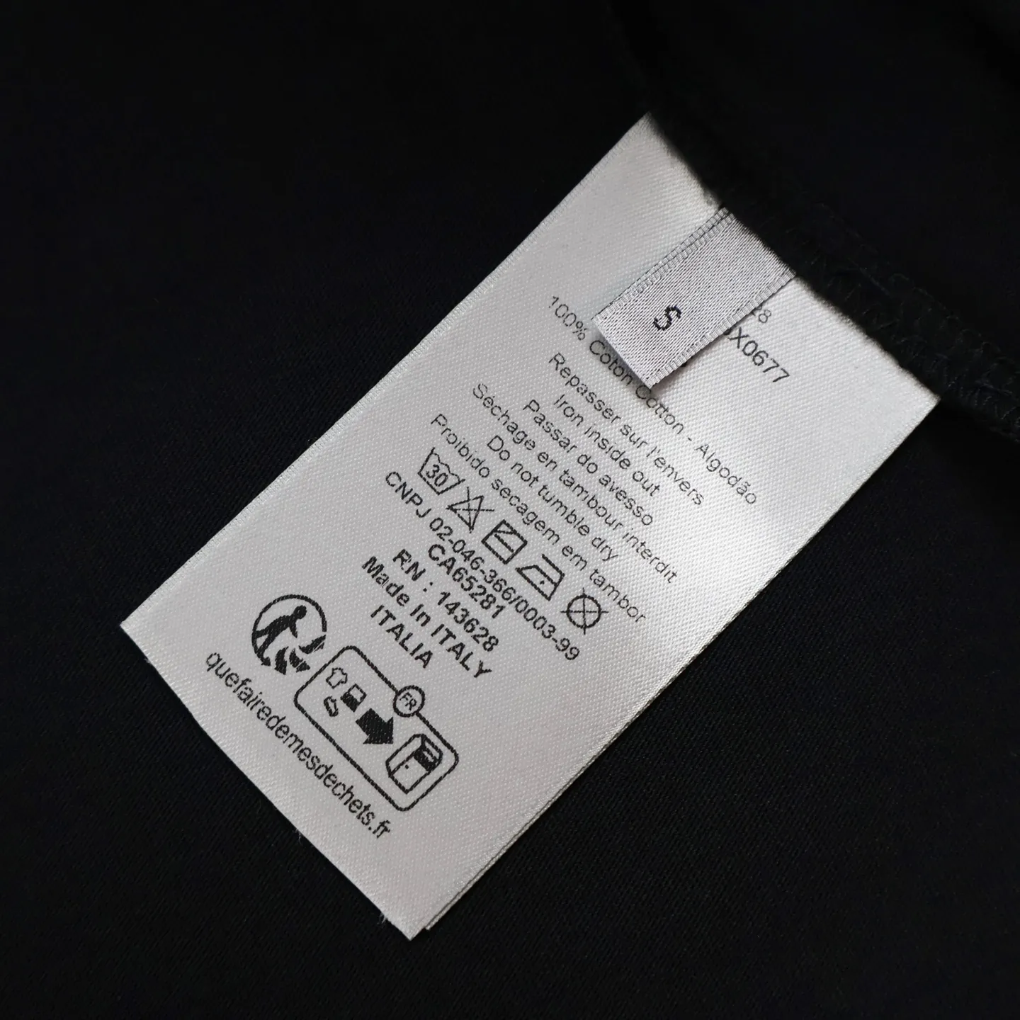 🅿️260 [Exclusive supply] CD distressed printed short-sleeves (black) originally purchased at 7700, made of 10S encrypted and reinforced 250G cotton and linen fabric, with 26S1×1 thread. The printing effect has a subtle blur design effect, and the film screen is made of extremely fine gauze material. The points are adjusted and depicted on the film based on the actual object, and the restoration is difficult to produce. High-density dot printing is combined with specially adjusted dot glue, and the paste is fine and has good mesh passing properties. The pieces are designed with washed holes and irregular openings all over the body, giving simple garments a rebellious sense of destruction. The stone grinding washing process locates the holes, and the ready-to-wear products use the stone grinding machine laser positioning to manually destroy the wear effect. Every wear and tear is made by hand, so that the natural wear and tear of the fabric achieves the most harmonious visual effect. After being washed by stone grinding, it can show a rich retro atmosphere. The classic round neck is a loose fit, the upper body is crisp and stylish, the color is simple, it is classic, durable and versatile, the hem has a slit design, and the printing position is in the upper center, which can enhance the visual center of gravity and effectively elongate the body proportions. Size:S-M-L