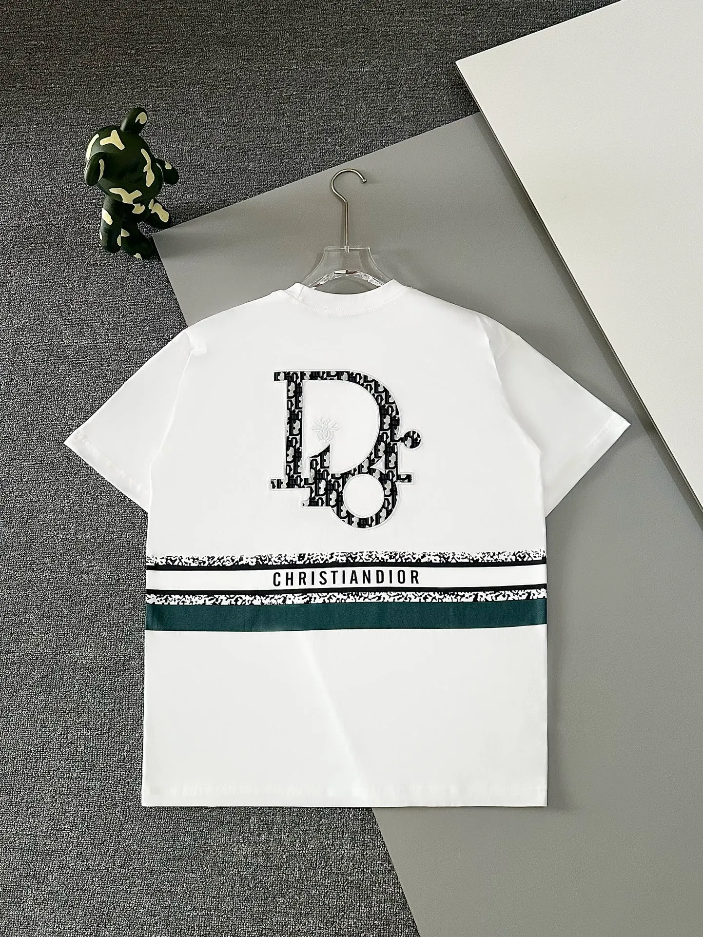 🅿️190 top replica ⭐Dior🔥dior 25SS new heavy industry pure cotton basic version patch three-dimensional embossed short-sleeved half-sleeved T-shirt The Dior brand letters on the front chest, the oversized logo on the back, and the contrasting horizontal stripe pattern are all made of highly demanding patches and permanent three-dimensional embossing. They are seamlessly inlaid and integrated into one body. The level of replica craftsmanship is extremely high. It is made of 280-gram heavy-washed pure cotton fabric, which does not shrink or deform. The feel and texture are all of the highest quality, which is different from the inferior scrawled versions on the market. The tailoring is impeccable and the three standards are complete. Same style for men and women. Size: S-xL Color: black white
