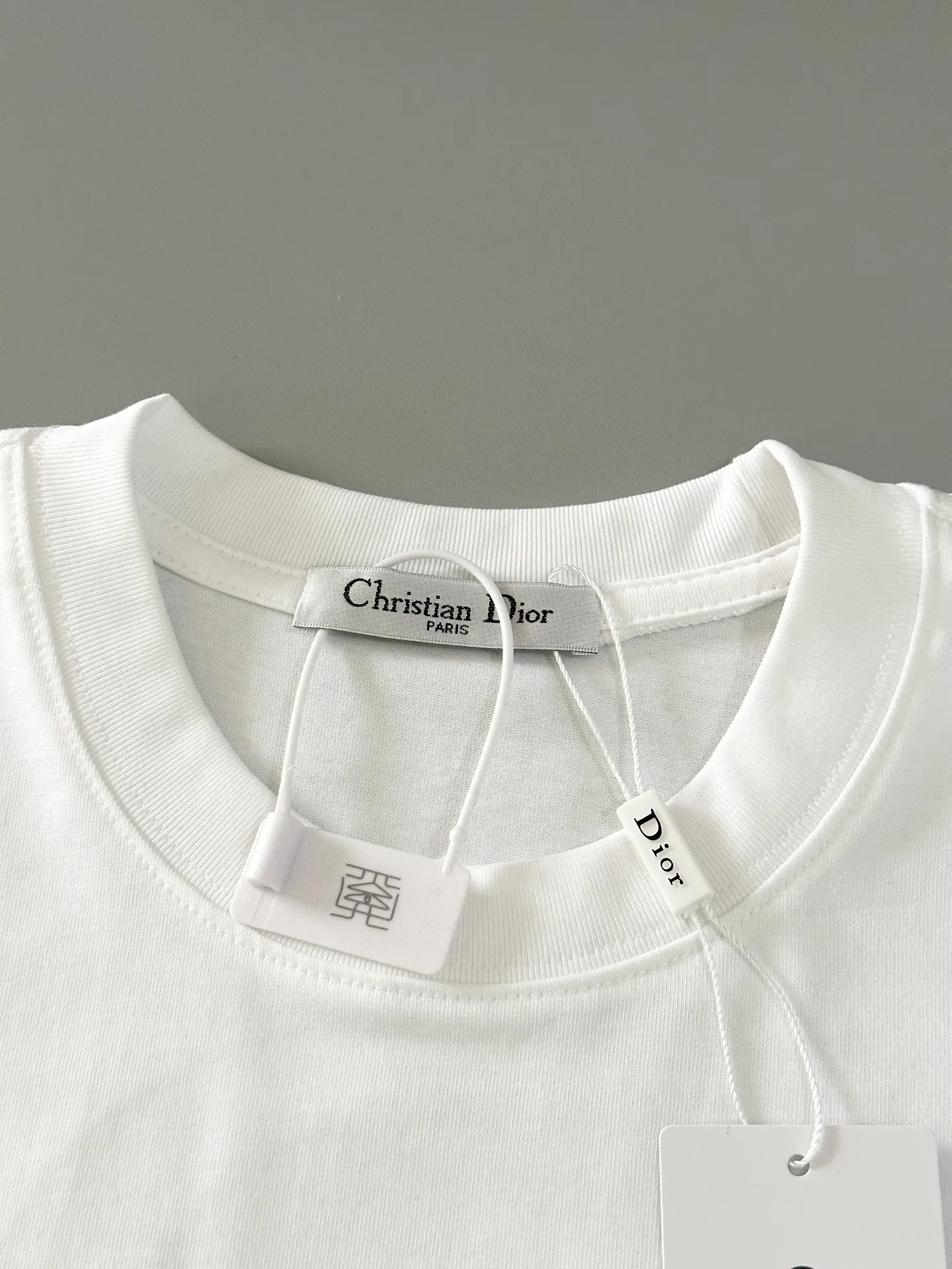 🅿️190 top replica ⭐Dior🔥dior 25SS new heavy industry pure cotton basic version patch three-dimensional embossed short-sleeved half-sleeved T-shirt The Dior brand letters on the front chest, the oversized logo on the back, and the contrasting horizontal stripe pattern are all made of highly demanding patches and permanent three-dimensional embossing. They are seamlessly inlaid and integrated into one body. The level of replica craftsmanship is extremely high. It is made of 280-gram heavy-washed pure cotton fabric, which does not shrink or deform. The feel and texture are all of the highest quality, which is different from the inferior scrawled versions on the market. The tailoring is impeccable and the three standards are complete. Same style for men and women. Size: S-xL Color: black white