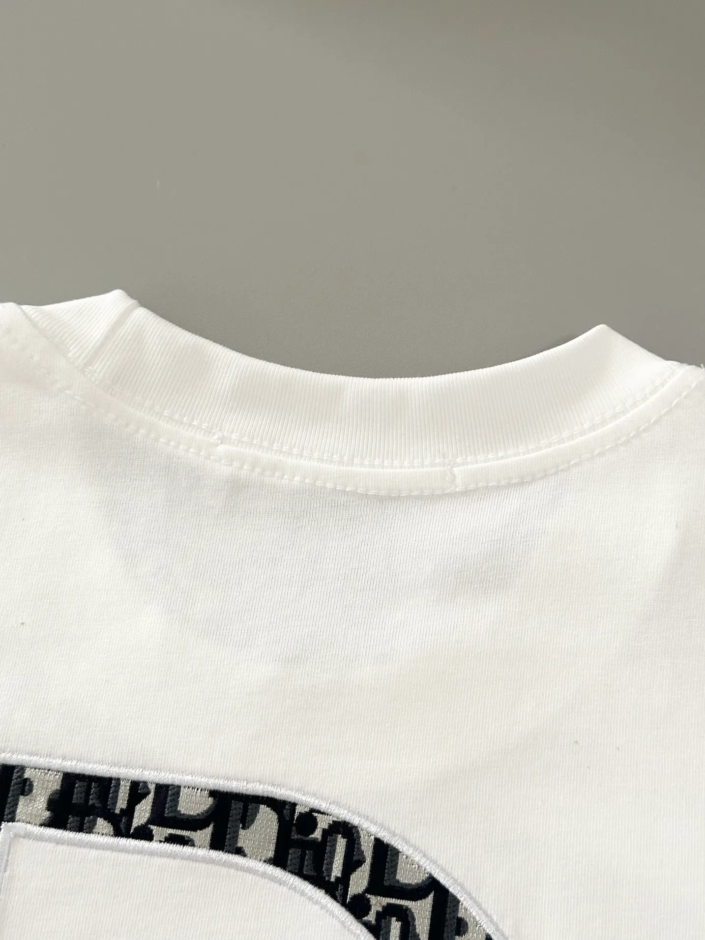 🅿️190 top replica ⭐Dior🔥dior 25SS new heavy industry pure cotton basic version patch three-dimensional embossed short-sleeved half-sleeved T-shirt The Dior brand letters on the front chest, the oversized logo on the back, and the contrasting horizontal stripe pattern are all made of highly demanding patches and permanent three-dimensional embossing. They are seamlessly inlaid and integrated into one body. The level of replica craftsmanship is extremely high. It is made of 280-gram heavy-washed pure cotton fabric, which does not shrink or deform. The feel and texture are all of the highest quality, which is different from the inferior scrawled versions on the market. The tailoring is impeccable and the three standards are complete. Same style for men and women. Size: S-xL Color: black white