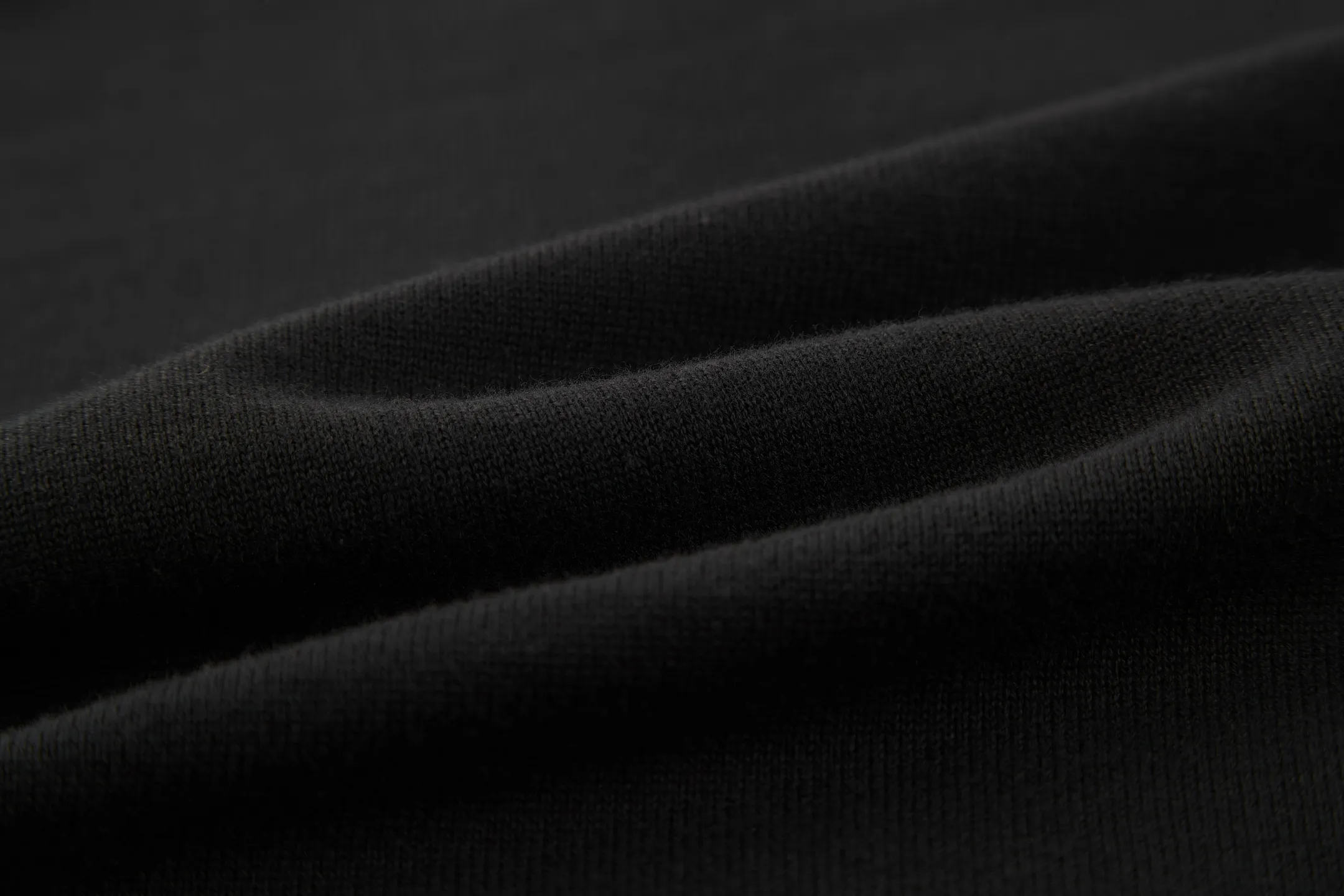 🅿️460 [Exclusive supply] CD Little Bee embroidered turtleneck bottoming sweater. The original version was purchased and developed by 6347. The fabric is made of 75% cashmere and 25% cotton. The upper body of this type of garment has a certain warmth-keeping effect and a soft feeling on the upper body. The embroidery uses 3D three-dimensional embroidery, and the embroidery effect is perfectly restored by imported machines. The color and size are consistent with the original version. This CD sweater is a new take on a classic piece. Crafted from black cashmere jersey, it's uniquely embroidered with a 3D Bee logo embroidered on the front. Designed with a high collar and regular fit, it can be easily worn with tailored trousers for a stylish look. Size:S-M-L-XL