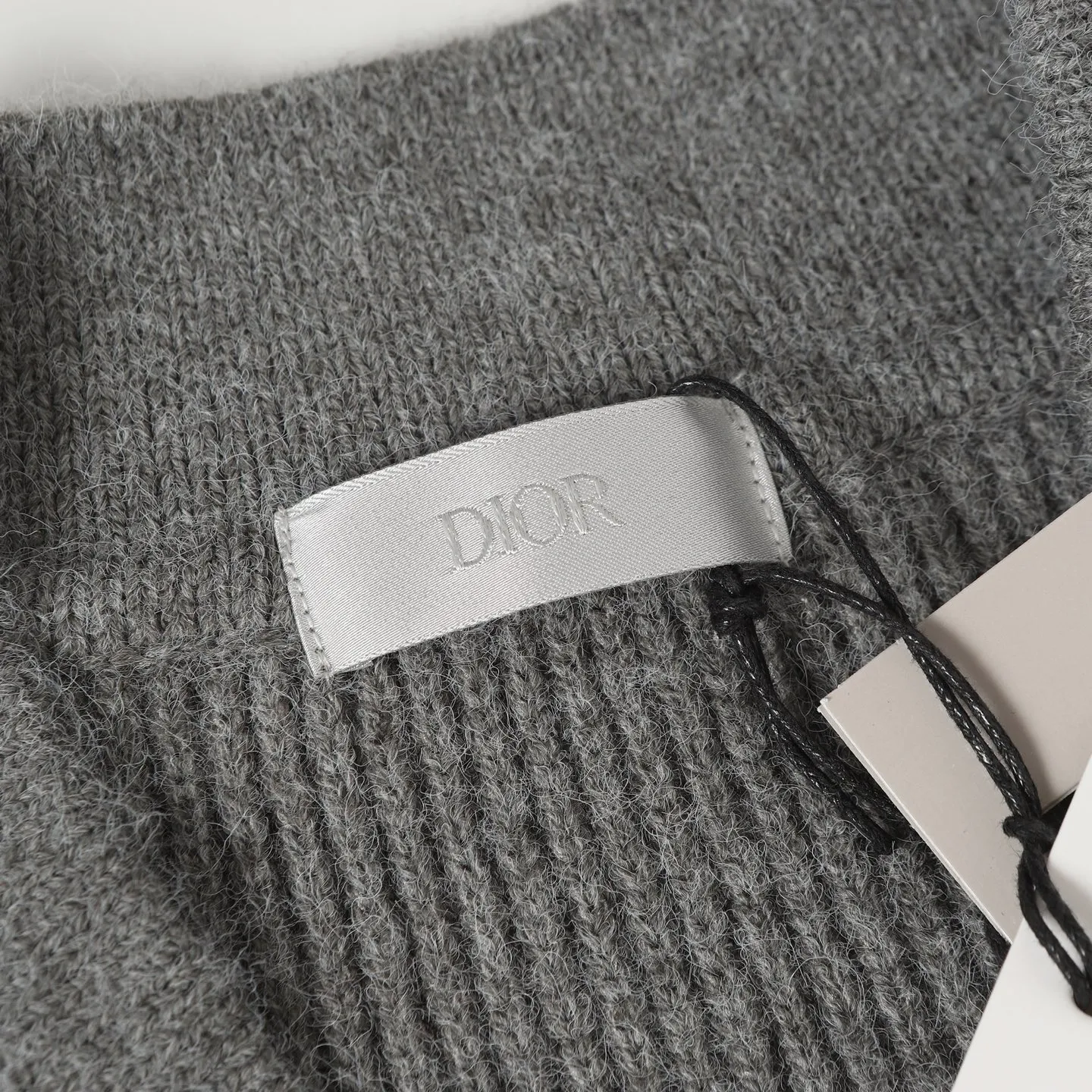 🅿️420 [Top quality] CD/Dior letter logo V-neck sweater. The fabric is made of 55% merino wool, 35% cotton yarn and 10% polyester. This fabric has high thermal insulation effect and upper body comfort. The embroidery uses 3D three-dimensional embroidery, and the chest is embellished with the DDIOR embroidery logo. Garment washing water removes impurities and lint smell, while effectively fixing the pattern and adding hand feel. This V-neck sweater highlights a classic silhouette. Crafted from gray goat hair jersey, it's enhanced with Dior Couture signature embroidery on the chest. Wear it with jeans and sneakers for a sophisticated yet casual modern look. Size:S/M/L