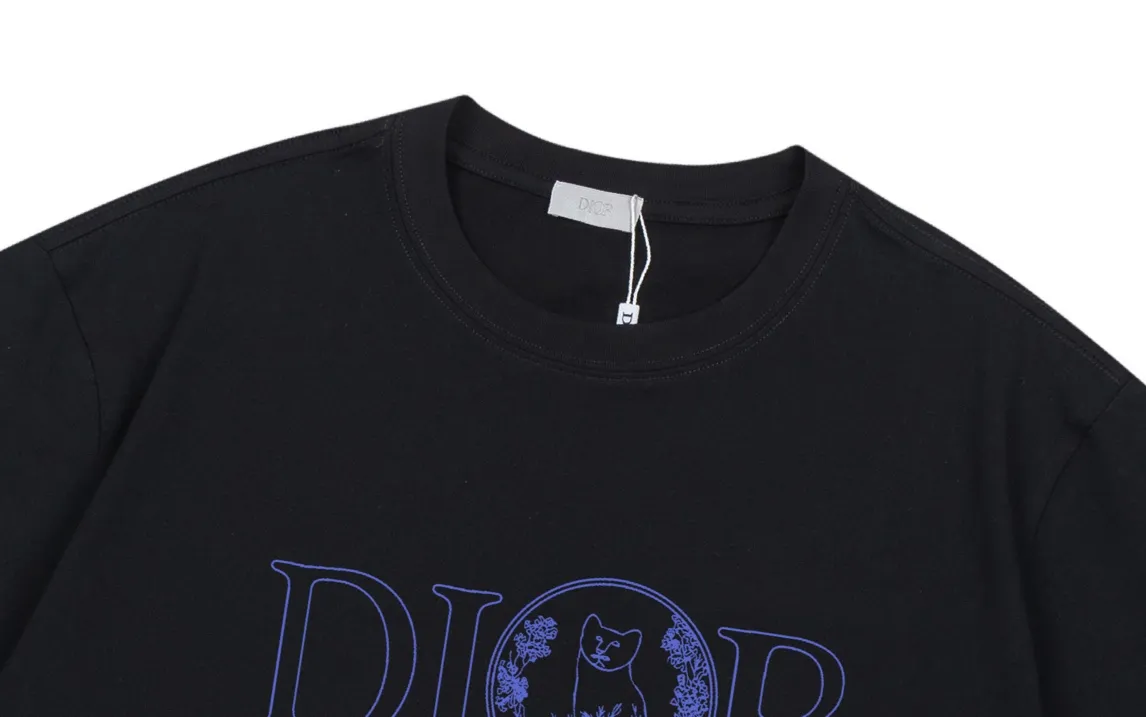 🅿️170 (arrives the next day) DIOR Dior 2025 new line cat letter logo, same style for men and women, short-sleeved T-shirt ·Customized 300g 100% double yarn pure cotton fabric ·Dyeing 32 double-strand threads ·Collar label, hangtag, main mark and three labels complete Color: black Size: XS S M L