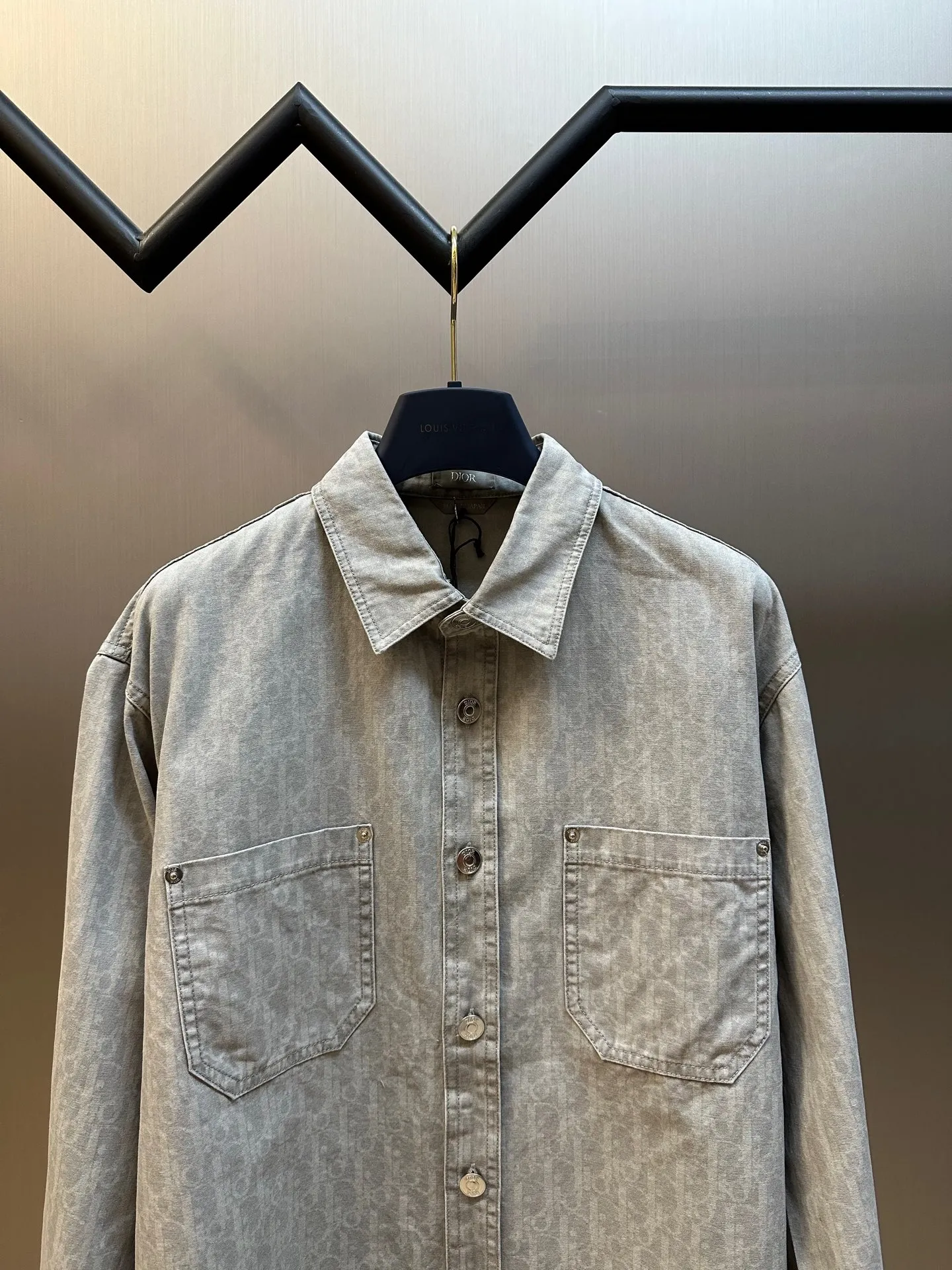 🅿️600 Dior space-dyed yarn discharge printing shirt. The fabric is made of 40s double-ply fine beaded sail cotton. The color of bulk fabric is dyed according to the original coloring. It is made by batik technology. The open circle mesh CD letter pattern is made of imported slurry and active discharge printing process. The ready-made garments are washed with enzyme rollers. Matching aluminum alloy disc with letter I-shaped buckle size: xs s m l