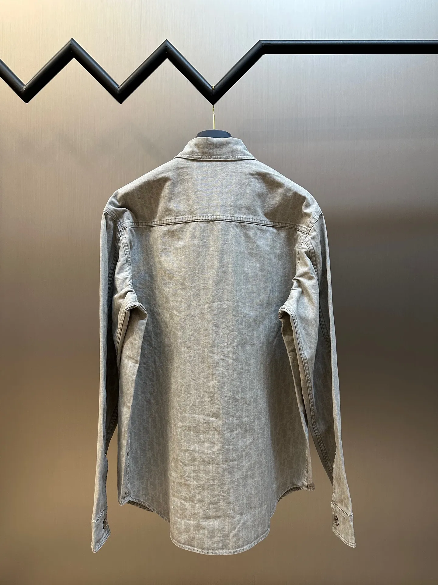 🅿️600 Dior space-dyed yarn discharge printing shirt. The fabric is made of 40s double-ply fine beaded sail cotton. The color of bulk fabric is dyed according to the original coloring. It is made by batik technology. The open circle mesh CD letter pattern is made of imported slurry and active discharge printing process. The ready-made garments are washed with enzyme rollers. Matching aluminum alloy disc with letter I-shaped buckle size: xs s m l