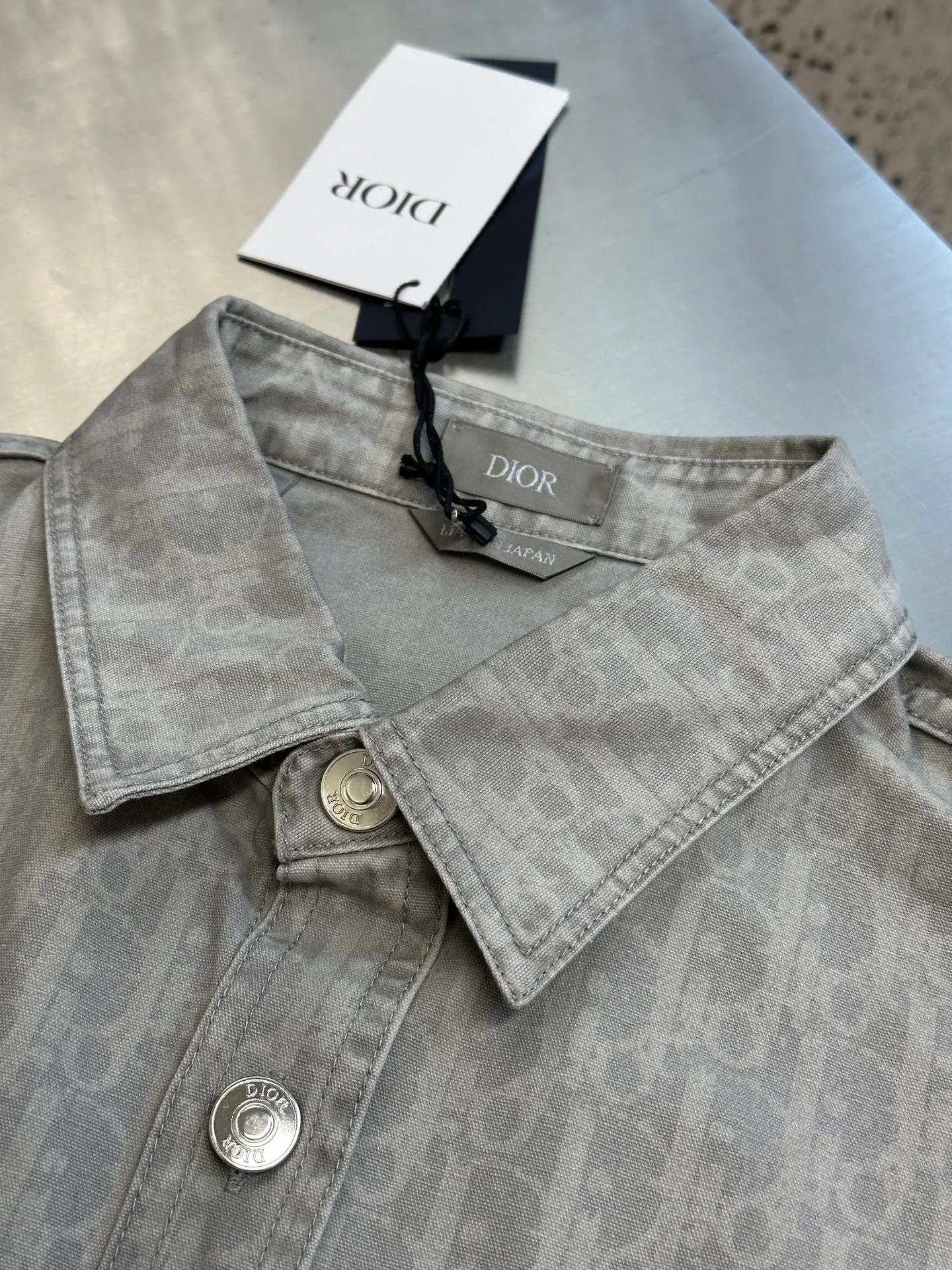 🅿️600 Dior space-dyed yarn discharge printing shirt. The fabric is made of 40s double-ply fine beaded sail cotton. The color of bulk fabric is dyed according to the original coloring. It is made by batik technology. The open circle mesh CD letter pattern is made of imported slurry and active discharge printing process. The ready-made garments are washed with enzyme rollers. Matching aluminum alloy disc with letter I-shaped buckle size: xs s m l