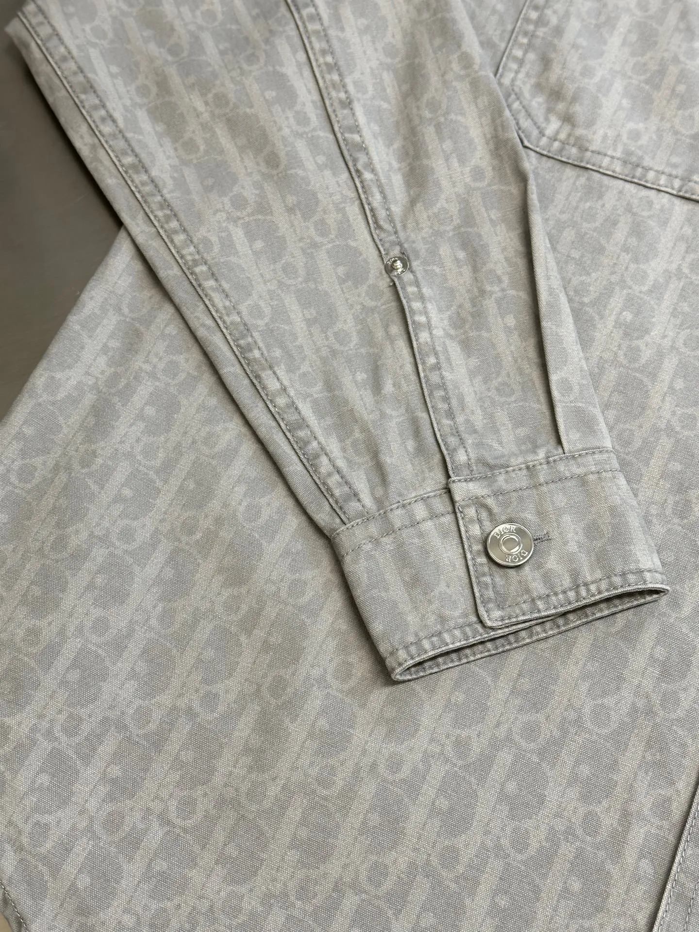 🅿️600 Dior space-dyed yarn discharge printing shirt. The fabric is made of 40s double-ply fine beaded sail cotton. The color of bulk fabric is dyed according to the original coloring. It is made by batik technology. The open circle mesh CD letter pattern is made of imported slurry and active discharge printing process. The ready-made garments are washed with enzyme rollers. Matching aluminum alloy disc with letter I-shaped buckle size: xs s m l