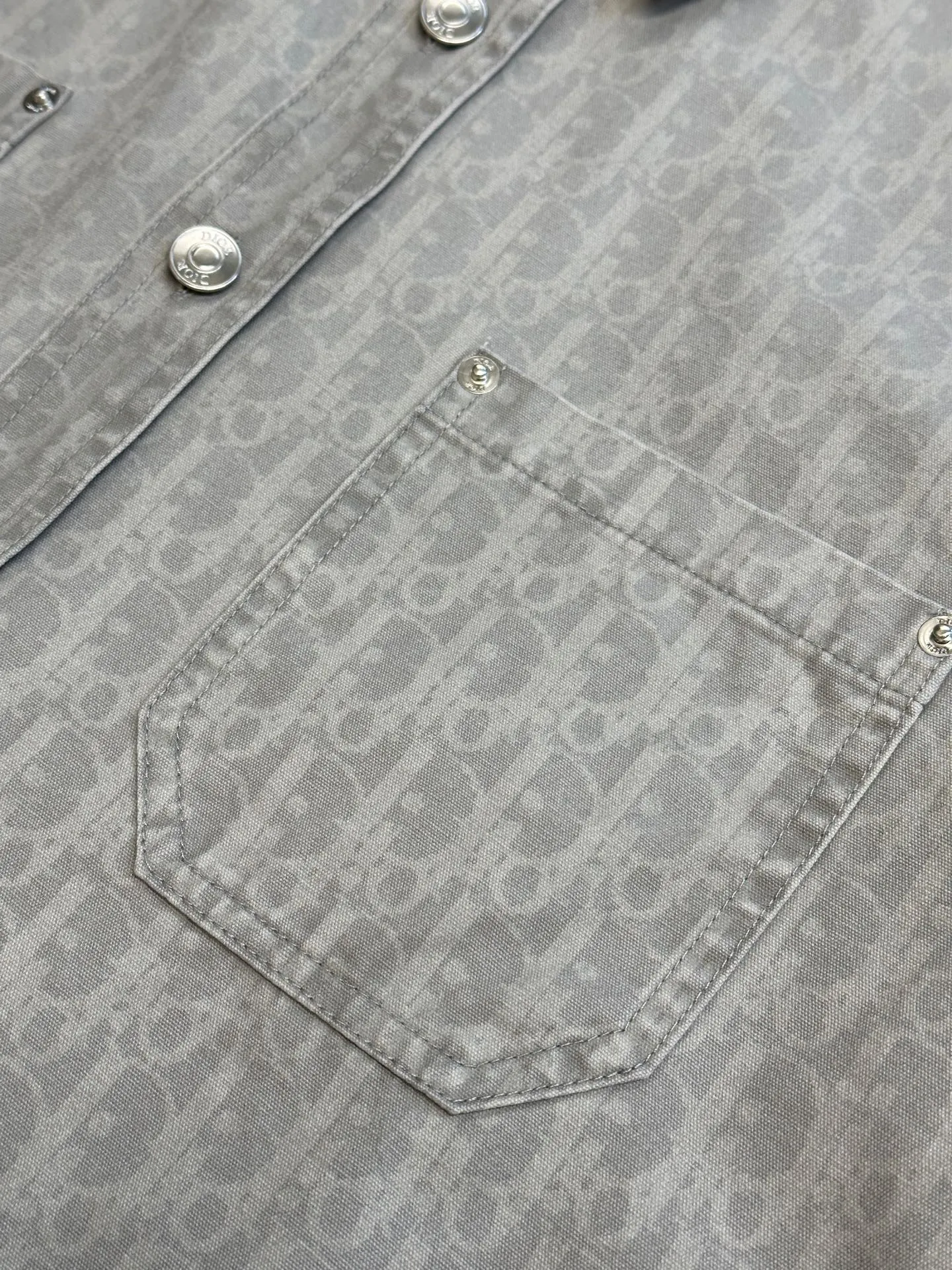 🅿️600 Dior space-dyed yarn discharge printing shirt. The fabric is made of 40s double-ply fine beaded sail cotton. The color of bulk fabric is dyed according to the original coloring. It is made by batik technology. The open circle mesh CD letter pattern is made of imported slurry and active discharge printing process. The ready-made garments are washed with enzyme rollers. Matching aluminum alloy disc with letter I-shaped buckle size: xs s m l