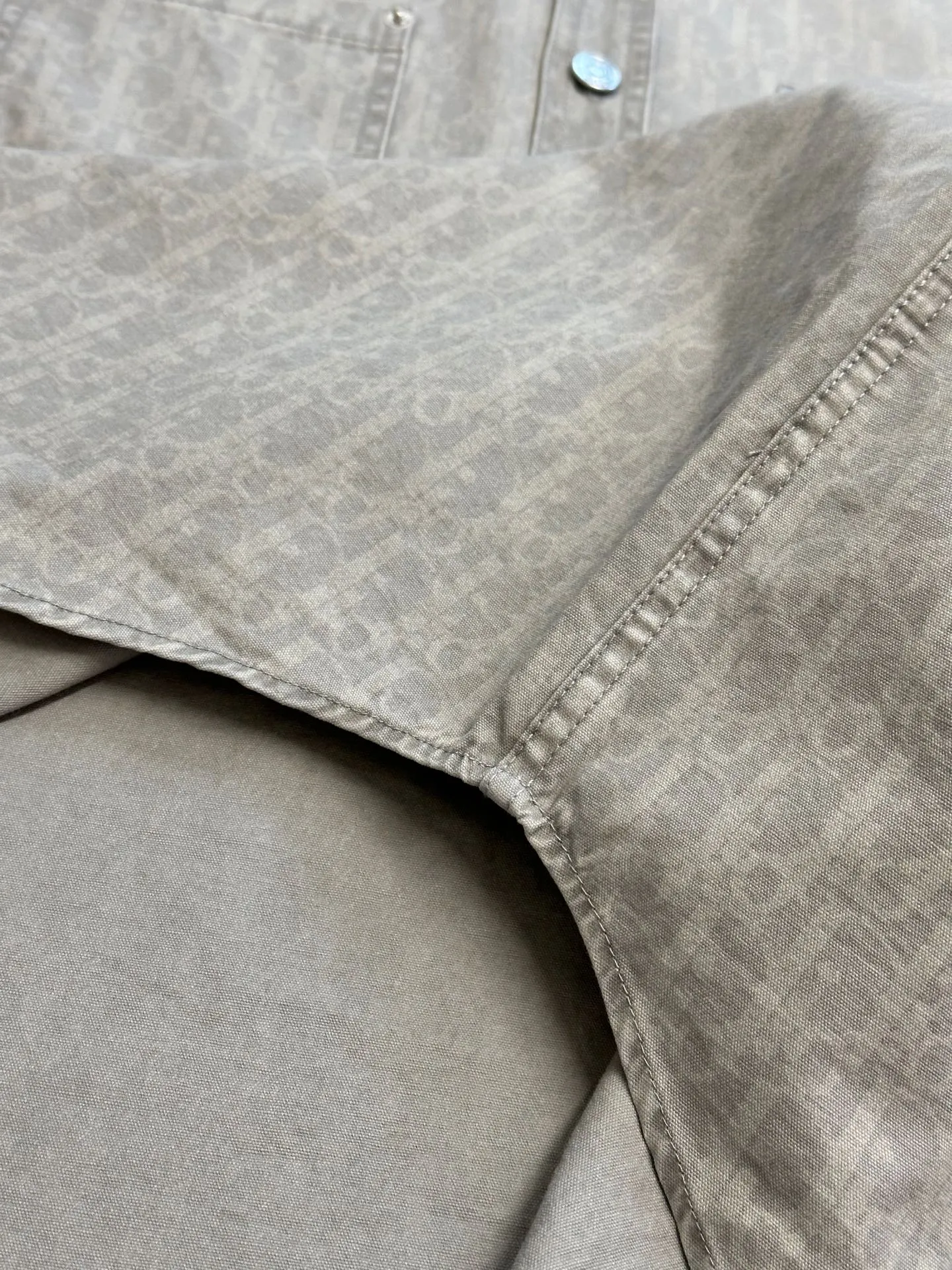🅿️600 Dior space-dyed yarn discharge printing shirt. The fabric is made of 40s double-ply fine beaded sail cotton. The color of bulk fabric is dyed according to the original coloring. It is made by batik technology. The open circle mesh CD letter pattern is made of imported slurry and active discharge printing process. The ready-made garments are washed with enzyme rollers. Matching aluminum alloy disc with letter I-shaped buckle size: xs s m l