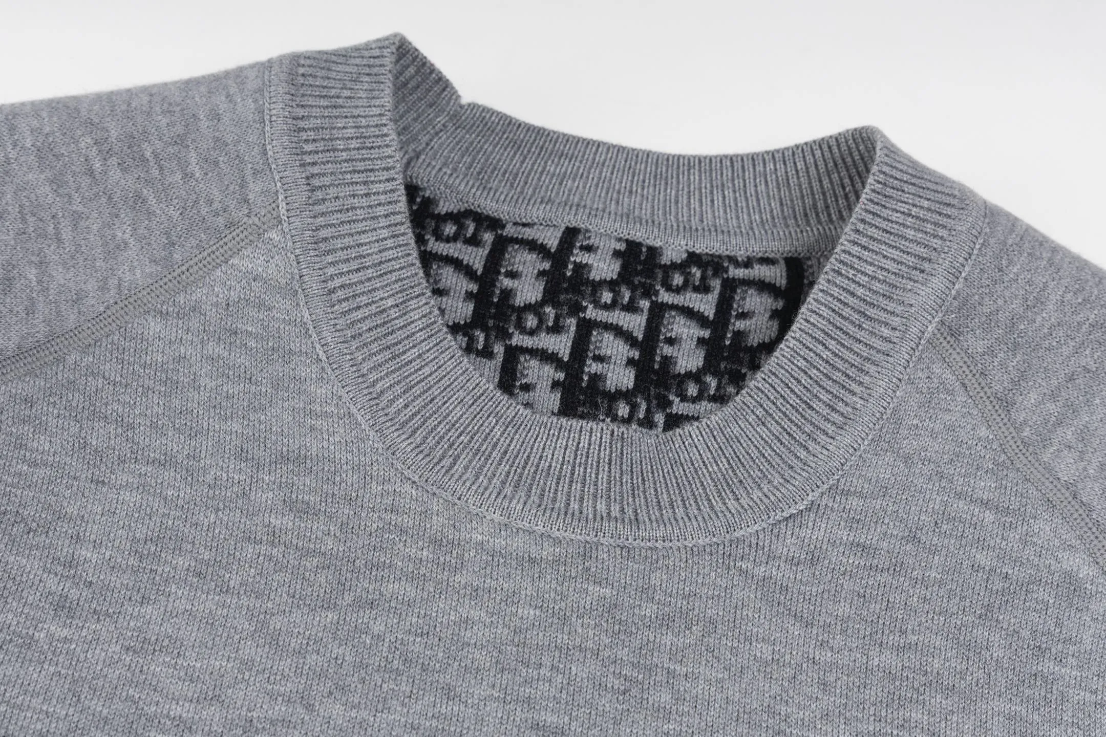 🅿️520 DIOR/Dior 25FW presbyopic reversible cashmere crew neck sweater. The fabric is made of top-quality cashmere yarn. The new autumn and winter Oblique jacquard knitted cashmere sweater adopts a reversible design and is made of high-quality cashmere material. After fine weaving process, it presents a soft and comfortable touch and excellent thermal insulation performance. The iconic Oblique jacquard pattern is perfectly presented through precision knitting technology. It can be worn on both sides, showing different style charms. The round neck design is simple and elegant, suitable for various matching occasions. Exquisite knitting technology ensures that the clothes are not easily deformed and remain crisp and long-lasting. The double-sided design concept reflects DIOR's perfect balance of practicality and fashion. Each sweater undergoes strict quality inspection to ensure that the quality meets the brand's consistently high standards. This knitted item combines warmth and style, making it an exquisite addition to your autumn and winter wardrobe. Size:S/M/L/XL