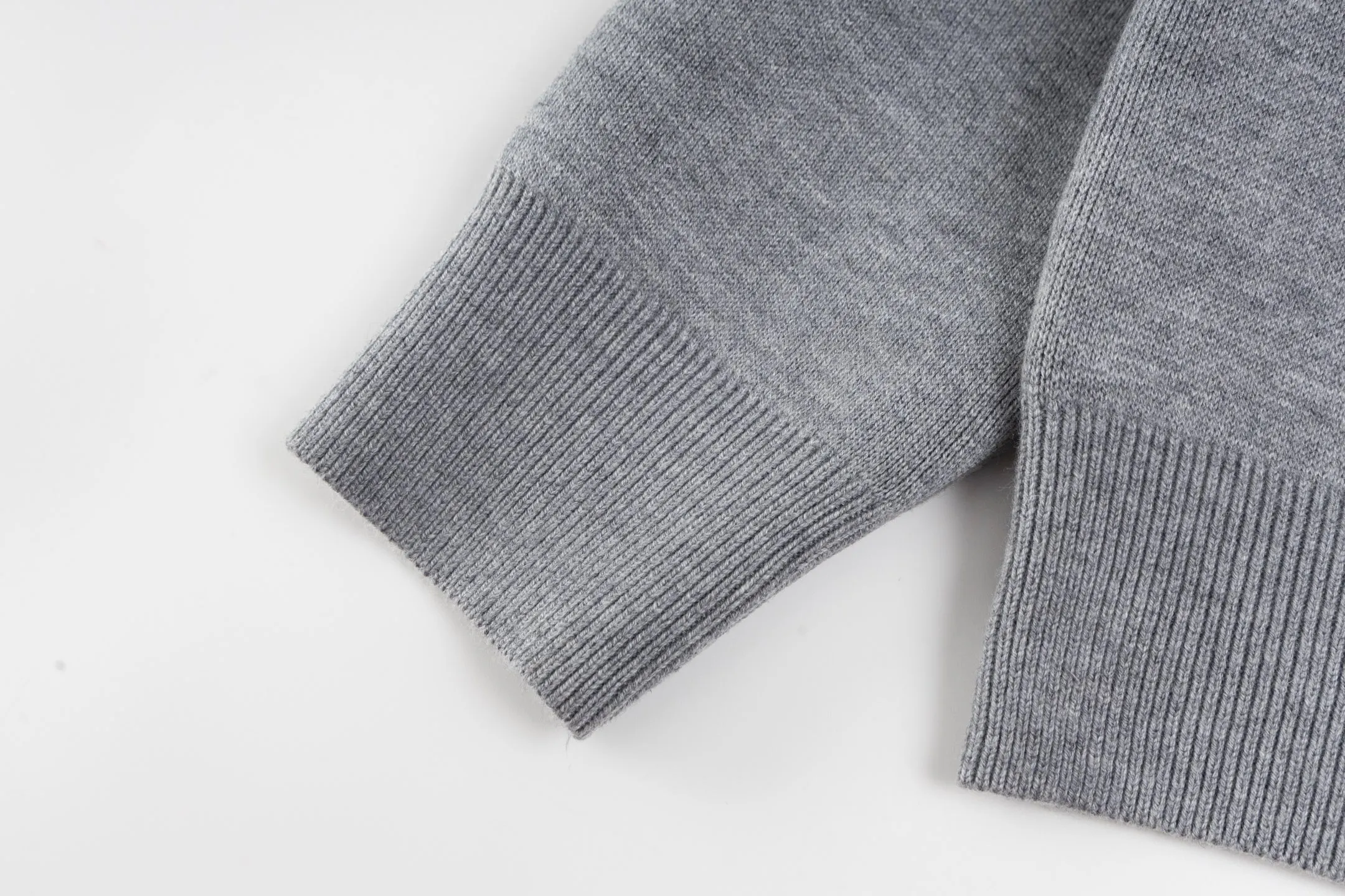 🅿️520 DIOR/Dior 25FW presbyopic reversible cashmere crew neck sweater. The fabric is made of top-quality cashmere yarn. The new autumn and winter Oblique jacquard knitted cashmere sweater adopts a reversible design and is made of high-quality cashmere material. After fine weaving process, it presents a soft and comfortable touch and excellent thermal insulation performance. The iconic Oblique jacquard pattern is perfectly presented through precision knitting technology. It can be worn on both sides, showing different style charms. The round neck design is simple and elegant, suitable for various matching occasions. Exquisite knitting technology ensures that the clothes are not easily deformed and remain crisp and long-lasting. The double-sided design concept reflects DIOR's perfect balance of practicality and fashion. Each sweater undergoes strict quality inspection to ensure that the quality meets the brand's consistently high standards. This knitted item combines warmth and style, making it an exquisite addition to your autumn and winter wardrobe. Size:S/M/L/XL
