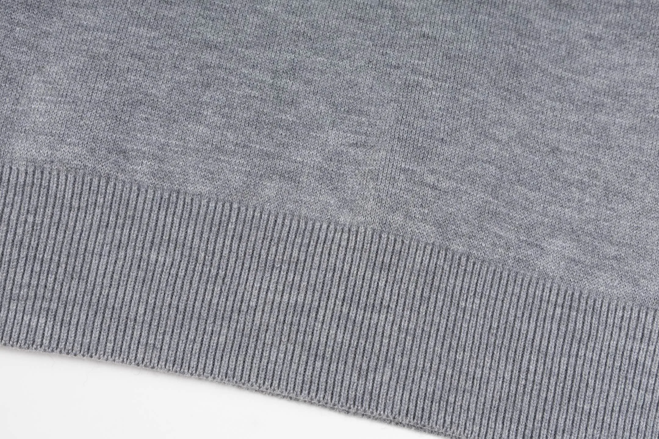 🅿️520 DIOR/Dior 25FW presbyopic reversible cashmere crew neck sweater. The fabric is made of top-quality cashmere yarn. The new autumn and winter Oblique jacquard knitted cashmere sweater adopts a reversible design and is made of high-quality cashmere material. After fine weaving process, it presents a soft and comfortable touch and excellent thermal insulation performance. The iconic Oblique jacquard pattern is perfectly presented through precision knitting technology. It can be worn on both sides, showing different style charms. The round neck design is simple and elegant, suitable for various matching occasions. Exquisite knitting technology ensures that the clothes are not easily deformed and remain crisp and long-lasting. The double-sided design concept reflects DIOR's perfect balance of practicality and fashion. Each sweater undergoes strict quality inspection to ensure that the quality meets the brand's consistently high standards. This knitted item combines warmth and style, making it an exquisite addition to your autumn and winter wardrobe. Size:S/M/L/XL