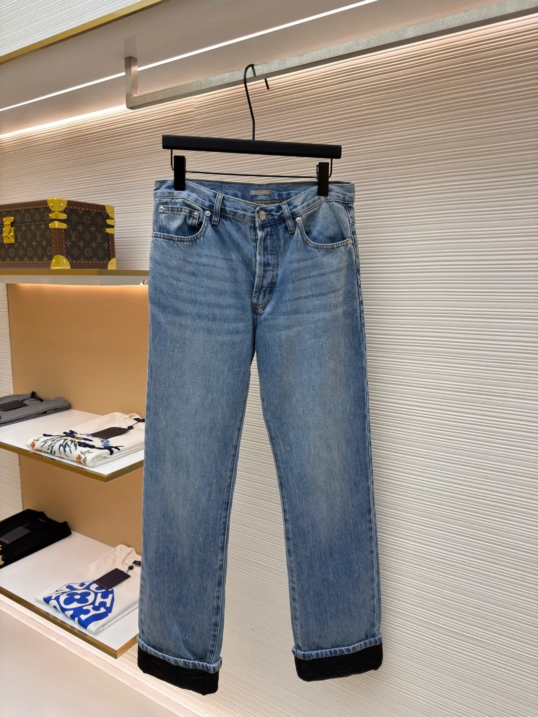 Dior cotton cannage pattern contrast trouser jeans ●Original version: purchased and developed by 8311 ●Item number: 1682363-B60 ●Fabric: denim fabric ●Technology: washed production ●Color: blue ●Type: fitted version ●Weight: about 675 grams ●Size: 30-31-32-33-34-36 ●Description: These Louis Vuitton washed jeans are made of 12oz heavy-weight denim fabric, which has been treated with dual processes of stonewashing and enzyme washing to form a natural light blue distressed effect. The fabric retains the crisp texture of the denim while increasing its softness and is not prone to pilling and deformation. The trousers adopt a classic five-pocket structure. The front pockets and back patch pockets are reinforced with double-needle stitching, and the edges of the pockets are frayed to echo the overall retro style. The placket is equipped with customized metal buttons and zippers, and the metal accessories are nickel-plated, which is anti-oxidation and has a high-quality texture. The trouser legs are designed with cuffs, and the inside is spliced ​​with black suede fabric. The width of the cuffs is precisely cut to enhance the layering of the look. The overall shape is straight, and the leg lines are optimized through three-dimensional tailoring. The side seams and inner seams are embedded with clip technology, and the stitching is smooth to reduce wearing friction. Every detail has been strictly quality controlled to take into account both retro style and wearing comfort. The overall wiring is straight and delicate, the fabric is comfortable and soft, and the color is consistent without color difference. It can be matched with the same style to create a fashionable look and control various occasions. Customized accessories, complete with three standards, same style for men and women!