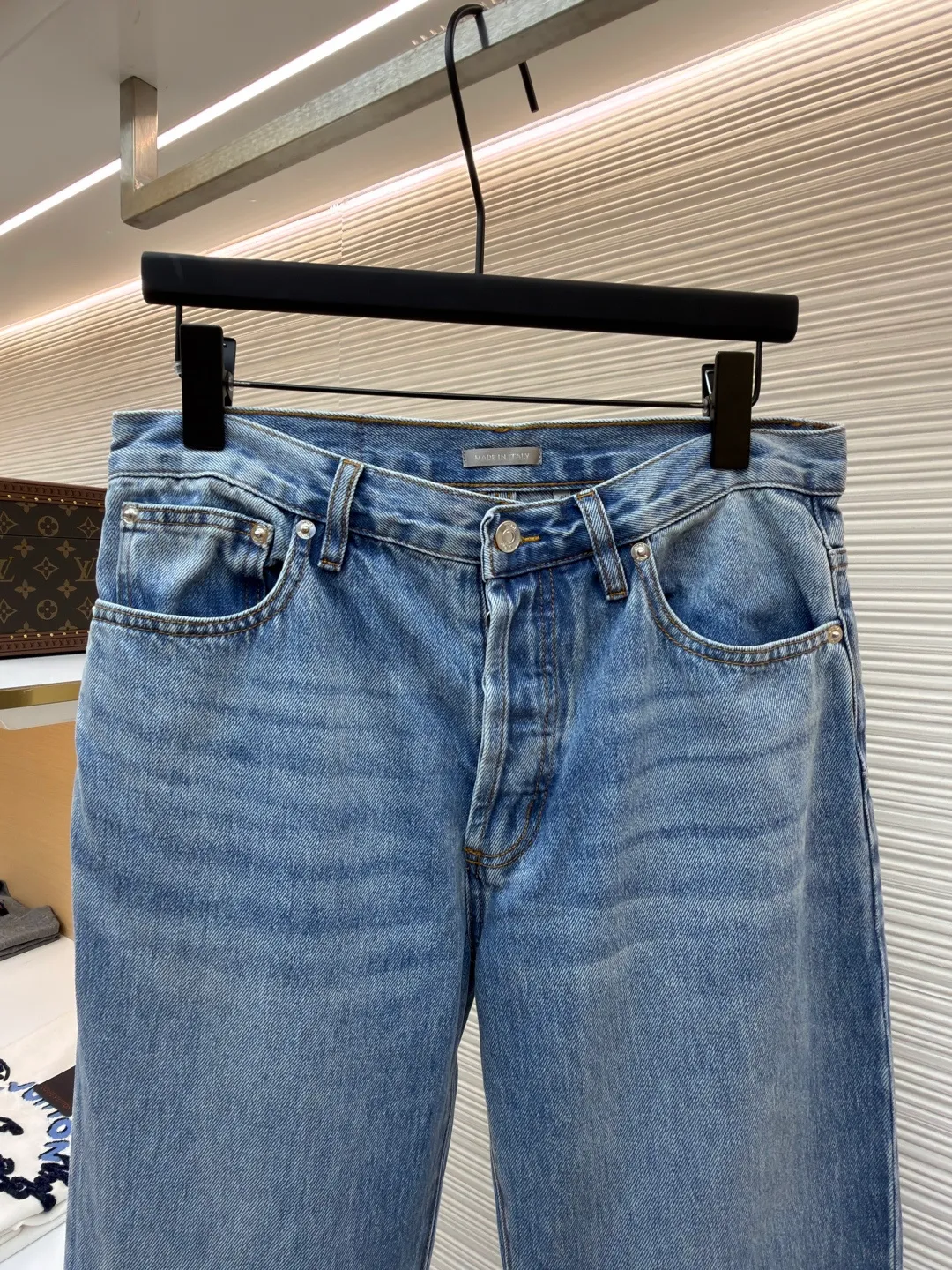 Dior cotton cannage pattern contrast trouser jeans ●Original version: purchased and developed by 8311 ●Item number: 1682363-B60 ●Fabric: denim fabric ●Technology: washed production ●Color: blue ●Type: fitted version ●Weight: about 675 grams ●Size: 30-31-32-33-34-36 ●Description: These Louis Vuitton washed jeans are made of 12oz heavy-weight denim fabric, which has been treated with dual processes of stonewashing and enzyme washing to form a natural light blue distressed effect. The fabric retains the crisp texture of the denim while increasing its softness and is not prone to pilling and deformation. The trousers adopt a classic five-pocket structure. The front pockets and back patch pockets are reinforced with double-needle stitching, and the edges of the pockets are frayed to echo the overall retro style. The placket is equipped with customized metal buttons and zippers, and the metal accessories are nickel-plated, which is anti-oxidation and has a high-quality texture. The trouser legs are designed with cuffs, and the inside is spliced ​​with black suede fabric. The width of the cuffs is precisely cut to enhance the layering of the look. The overall shape is straight, and the leg lines are optimized through three-dimensional tailoring. The side seams and inner seams are embedded with clip technology, and the stitching is smooth to reduce wearing friction. Every detail has been strictly quality controlled to take into account both retro style and wearing comfort. The overall wiring is straight and delicate, the fabric is comfortable and soft, and the color is consistent without color difference. It can be matched with the same style to create a fashionable look and control various occasions. Customized accessories, complete with three standards, same style for men and women!