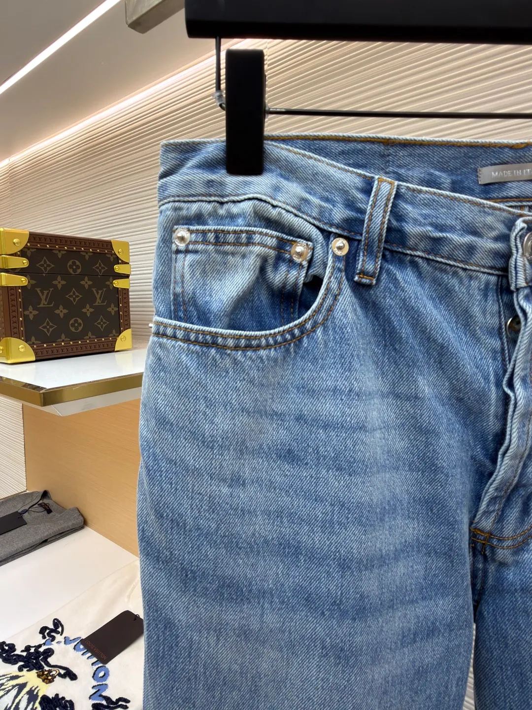 Dior cotton cannage pattern contrast trouser jeans ●Original version: purchased and developed by 8311 ●Item number: 1682363-B60 ●Fabric: denim fabric ●Technology: washed production ●Color: blue ●Type: fitted version ●Weight: about 675 grams ●Size: 30-31-32-33-34-36 ●Description: These Louis Vuitton washed jeans are made of 12oz heavy-weight denim fabric, which has been treated with dual processes of stonewashing and enzyme washing to form a natural light blue distressed effect. The fabric retains the crisp texture of the denim while increasing its softness and is not prone to pilling and deformation. The trousers adopt a classic five-pocket structure. The front pockets and back patch pockets are reinforced with double-needle stitching, and the edges of the pockets are frayed to echo the overall retro style. The placket is equipped with customized metal buttons and zippers, and the metal accessories are nickel-plated, which is anti-oxidation and has a high-quality texture. The trouser legs are designed with cuffs, and the inside is spliced ​​with black suede fabric. The width of the cuffs is precisely cut to enhance the layering of the look. The overall shape is straight, and the leg lines are optimized through three-dimensional tailoring. The side seams and inner seams are embedded with clip technology, and the stitching is smooth to reduce wearing friction. Every detail has been strictly quality controlled to take into account both retro style and wearing comfort. The overall wiring is straight and delicate, the fabric is comfortable and soft, and the color is consistent without color difference. It can be matched with the same style to create a fashionable look and control various occasions. Customized accessories, complete with three standards, same style for men and women!
