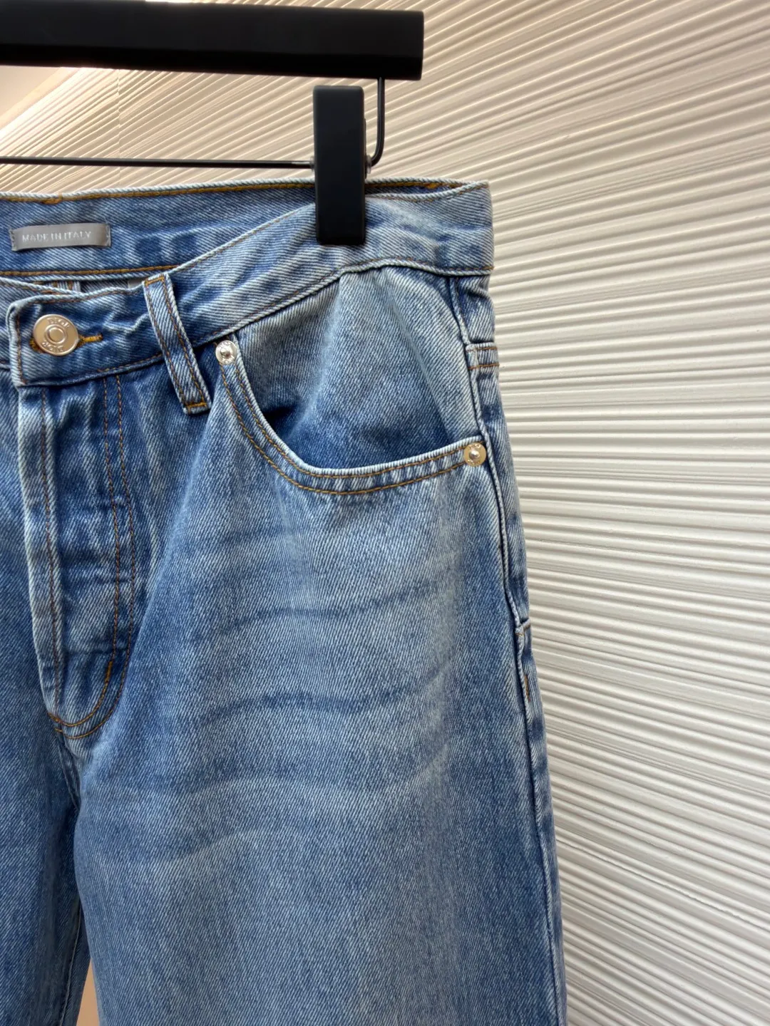 Dior cotton cannage pattern contrast trouser jeans ●Original version: purchased and developed by 8311 ●Item number: 1682363-B60 ●Fabric: denim fabric ●Technology: washed production ●Color: blue ●Type: fitted version ●Weight: about 675 grams ●Size: 30-31-32-33-34-36 ●Description: These Louis Vuitton washed jeans are made of 12oz heavy-weight denim fabric, which has been treated with dual processes of stonewashing and enzyme washing to form a natural light blue distressed effect. The fabric retains the crisp texture of the denim while increasing its softness and is not prone to pilling and deformation. The trousers adopt a classic five-pocket structure. The front pockets and back patch pockets are reinforced with double-needle stitching, and the edges of the pockets are frayed to echo the overall retro style. The placket is equipped with customized metal buttons and zippers, and the metal accessories are nickel-plated, which is anti-oxidation and has a high-quality texture. The trouser legs are designed with cuffs, and the inside is spliced ​​with black suede fabric. The width of the cuffs is precisely cut to enhance the layering of the look. The overall shape is straight, and the leg lines are optimized through three-dimensional tailoring. The side seams and inner seams are embedded with clip technology, and the stitching is smooth to reduce wearing friction. Every detail has been strictly quality controlled to take into account both retro style and wearing comfort. The overall wiring is straight and delicate, the fabric is comfortable and soft, and the color is consistent without color difference. It can be matched with the same style to create a fashionable look and control various occasions. Customized accessories, complete with three standards, same style for men and women!