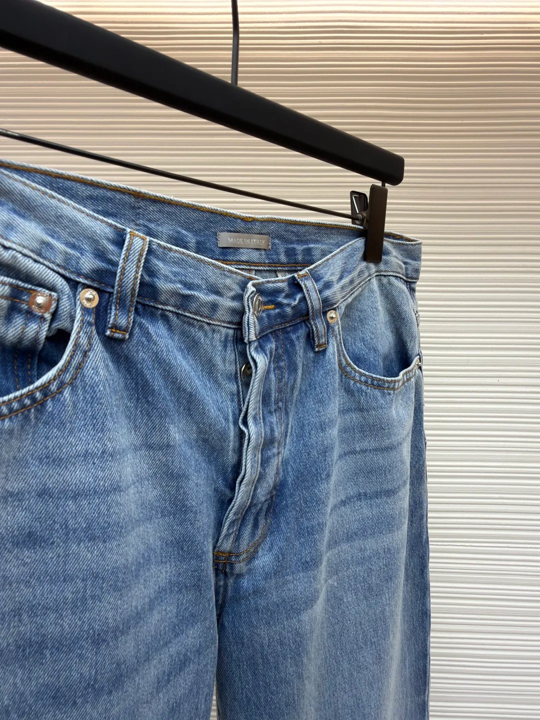 Dior cotton cannage pattern contrast trouser jeans ●Original version: purchased and developed by 8311 ●Item number: 1682363-B60 ●Fabric: denim fabric ●Technology: washed production ●Color: blue ●Type: fitted version ●Weight: about 675 grams ●Size: 30-31-32-33-34-36 ●Description: These Louis Vuitton washed jeans are made of 12oz heavy-weight denim fabric, which has been treated with dual processes of stonewashing and enzyme washing to form a natural light blue distressed effect. The fabric retains the crisp texture of the denim while increasing its softness and is not prone to pilling and deformation. The trousers adopt a classic five-pocket structure. The front pockets and back patch pockets are reinforced with double-needle stitching, and the edges of the pockets are frayed to echo the overall retro style. The placket is equipped with customized metal buttons and zippers, and the metal accessories are nickel-plated, which is anti-oxidation and has a high-quality texture. The trouser legs are designed with cuffs, and the inside is spliced ​​with black suede fabric. The width of the cuffs is precisely cut to enhance the layering of the look. The overall shape is straight, and the leg lines are optimized through three-dimensional tailoring. The side seams and inner seams are embedded with clip technology, and the stitching is smooth to reduce wearing friction. Every detail has been strictly quality controlled to take into account both retro style and wearing comfort. The overall wiring is straight and delicate, the fabric is comfortable and soft, and the color is consistent without color difference. It can be matched with the same style to create a fashionable look and control various occasions. Customized accessories, complete with three standards, same style for men and women!