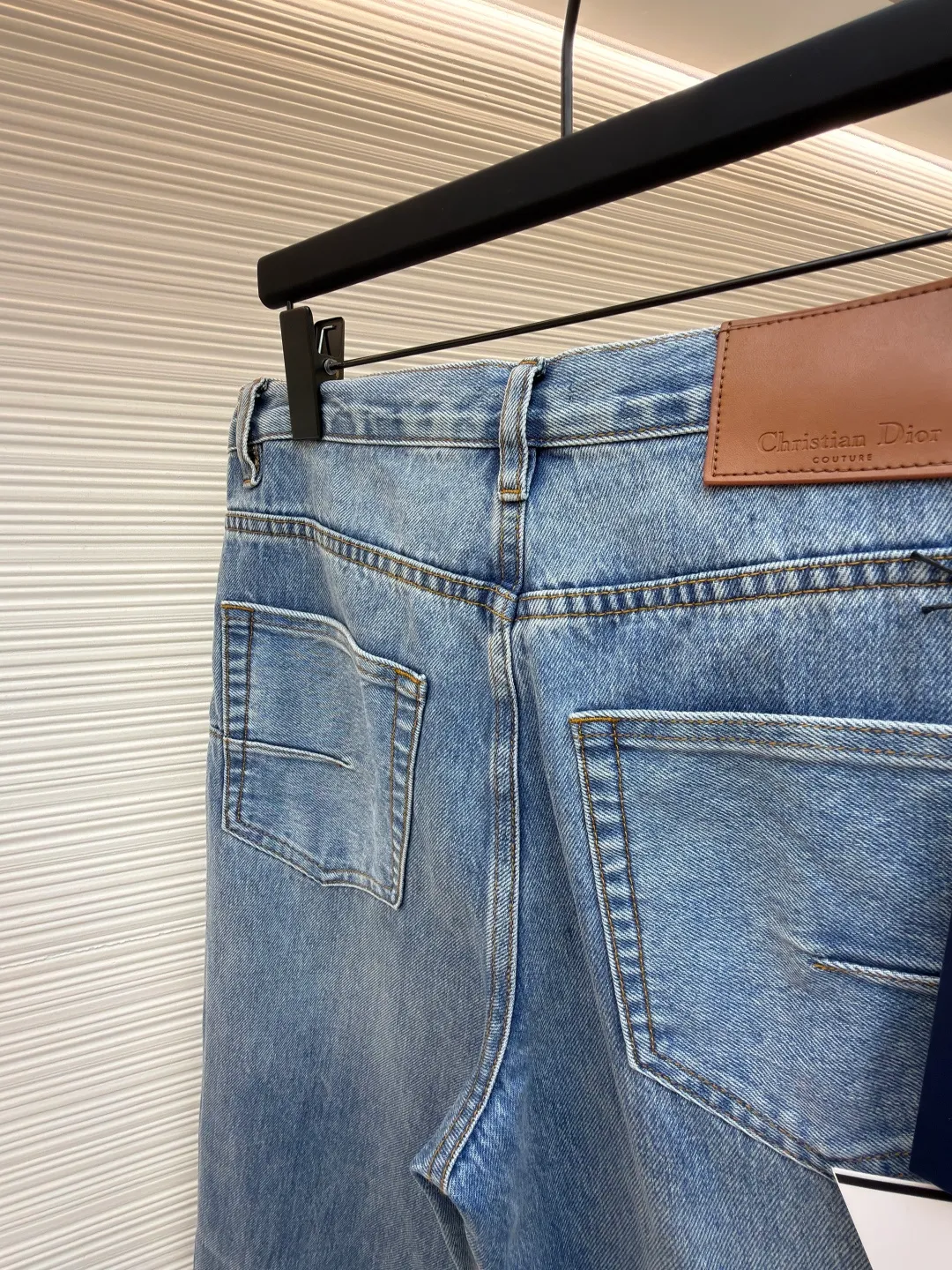 Dior cotton cannage pattern contrast trouser jeans ●Original version: purchased and developed by 8311 ●Item number: 1682363-B60 ●Fabric: denim fabric ●Technology: washed production ●Color: blue ●Type: fitted version ●Weight: about 675 grams ●Size: 30-31-32-33-34-36 ●Description: These Louis Vuitton washed jeans are made of 12oz heavy-weight denim fabric, which has been treated with dual processes of stonewashing and enzyme washing to form a natural light blue distressed effect. The fabric retains the crisp texture of the denim while increasing its softness and is not prone to pilling and deformation. The trousers adopt a classic five-pocket structure. The front pockets and back patch pockets are reinforced with double-needle stitching, and the edges of the pockets are frayed to echo the overall retro style. The placket is equipped with customized metal buttons and zippers, and the metal accessories are nickel-plated, which is anti-oxidation and has a high-quality texture. The trouser legs are designed with cuffs, and the inside is spliced ​​with black suede fabric. The width of the cuffs is precisely cut to enhance the layering of the look. The overall shape is straight, and the leg lines are optimized through three-dimensional tailoring. The side seams and inner seams are embedded with clip technology, and the stitching is smooth to reduce wearing friction. Every detail has been strictly quality controlled to take into account both retro style and wearing comfort. The overall wiring is straight and delicate, the fabric is comfortable and soft, and the color is consistent without color difference. It can be matched with the same style to create a fashionable look and control various occasions. Customized accessories, complete with three standards, same style for men and women!