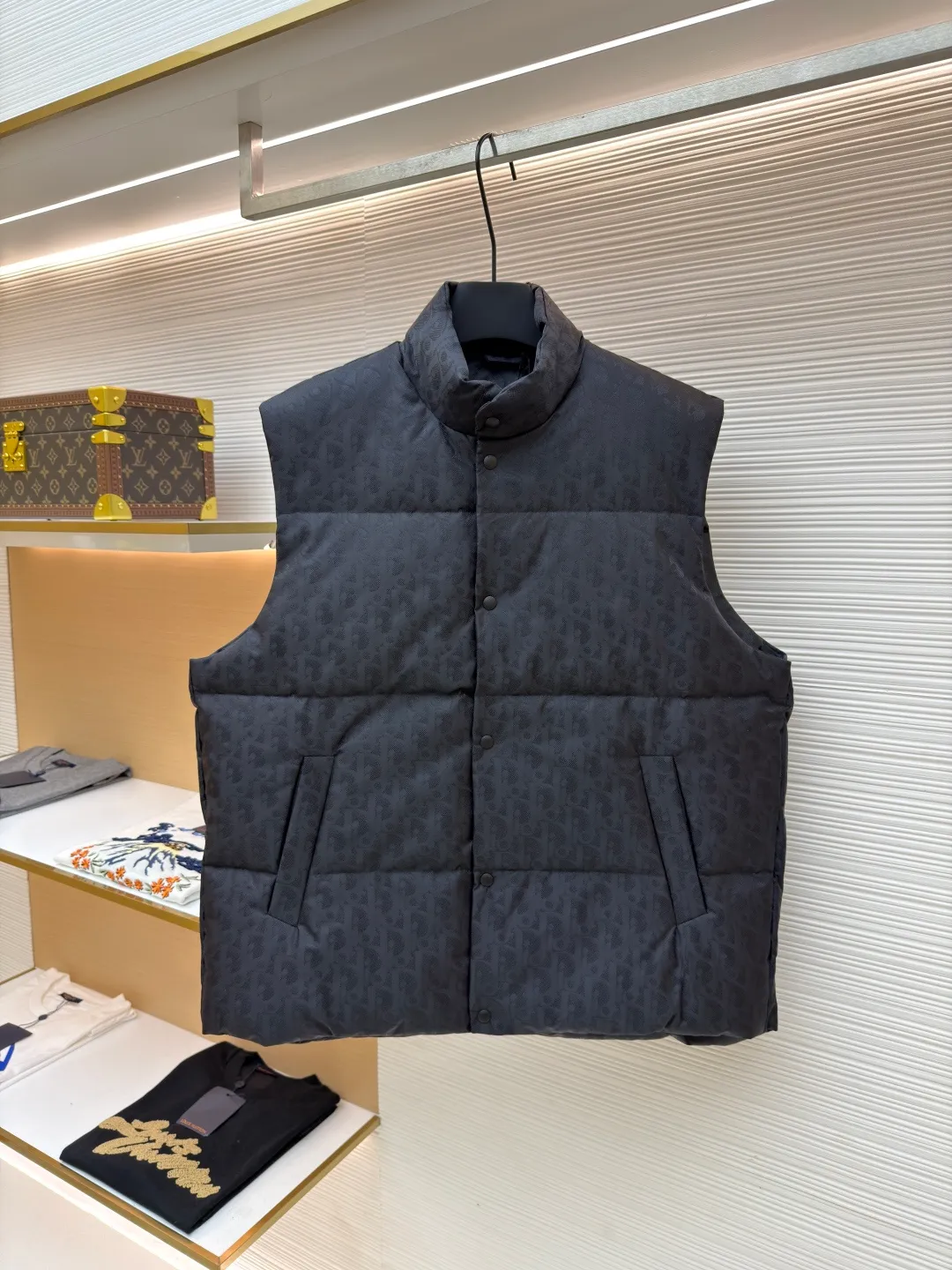 Dior dark pattern jacquard all-over print vest ●Original version: Purchased and developed for 17999 ●Item number: 1681378-C85 ●Fabric: white duck down fabric ●Technology: jacquard production ●Color: black ●Version: fitted version ●Weight: about 600 grams ●Size: S-M-L ●Description: This vest is made of full-width brand iconic jacquard fabric, with dark gray shading to present a low-key luxury texture. Using three-dimensional quilting technology, down is evenly filled into the grid-like partitions to ensure warmth while creating a full and crisp silhouette. The stand-up collar design and metal button placket make it easy to put on and take off and enhance the layering of the look. Hidden diagonal pockets are used on both sides, taking into account practicality and overall aesthetics. From fabric weaving to down filling, every process is strictly controlled: the jacquard process ensures clear and three-dimensional pattern texture, the quilting lines are neat and even, and the buttons are made of high-quality metal material, which is durable. The overall craftsmanship exquisitely integrates brand recognition, thermal function and fashionable design, showing superb clothing making standards and high-end taste. Purchase the original version for development, order the color and dye it, and feel free to compare it with any version on the market!