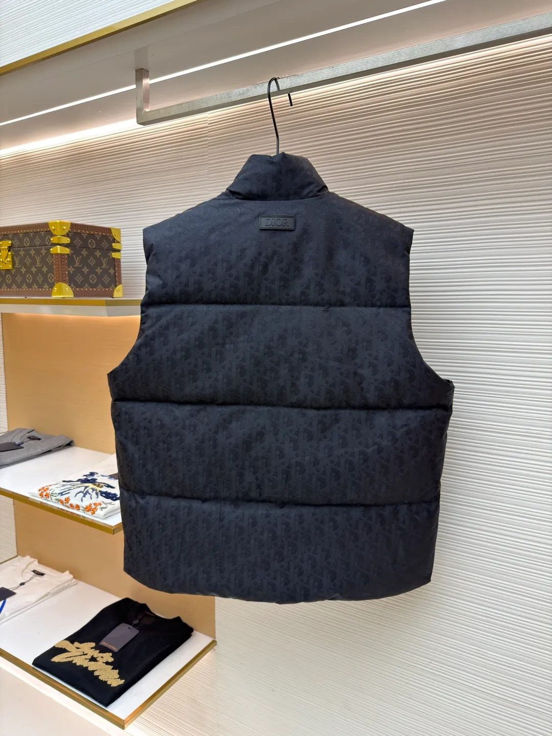 Dior dark pattern jacquard all-over print vest ●Original version: Purchased and developed for 17999 ●Item number: 1681378-C85 ●Fabric: white duck down fabric ●Technology: jacquard production ●Color: black ●Version: fitted version ●Weight: about 600 grams ●Size: S-M-L ●Description: This vest is made of full-width brand iconic jacquard fabric, with dark gray shading to present a low-key luxury texture. Using three-dimensional quilting technology, down is evenly filled into the grid-like partitions to ensure warmth while creating a full and crisp silhouette. The stand-up collar design and metal button placket make it easy to put on and take off and enhance the layering of the look. Hidden diagonal pockets are used on both sides, taking into account practicality and overall aesthetics. From fabric weaving to down filling, every process is strictly controlled: the jacquard process ensures clear and three-dimensional pattern texture, the quilting lines are neat and even, and the buttons are made of high-quality metal material, which is durable. The overall craftsmanship exquisitely integrates brand recognition, thermal function and fashionable design, showing superb clothing making standards and high-end taste. Purchase the original version for development, order the color and dye it, and feel free to compare it with any version on the market!