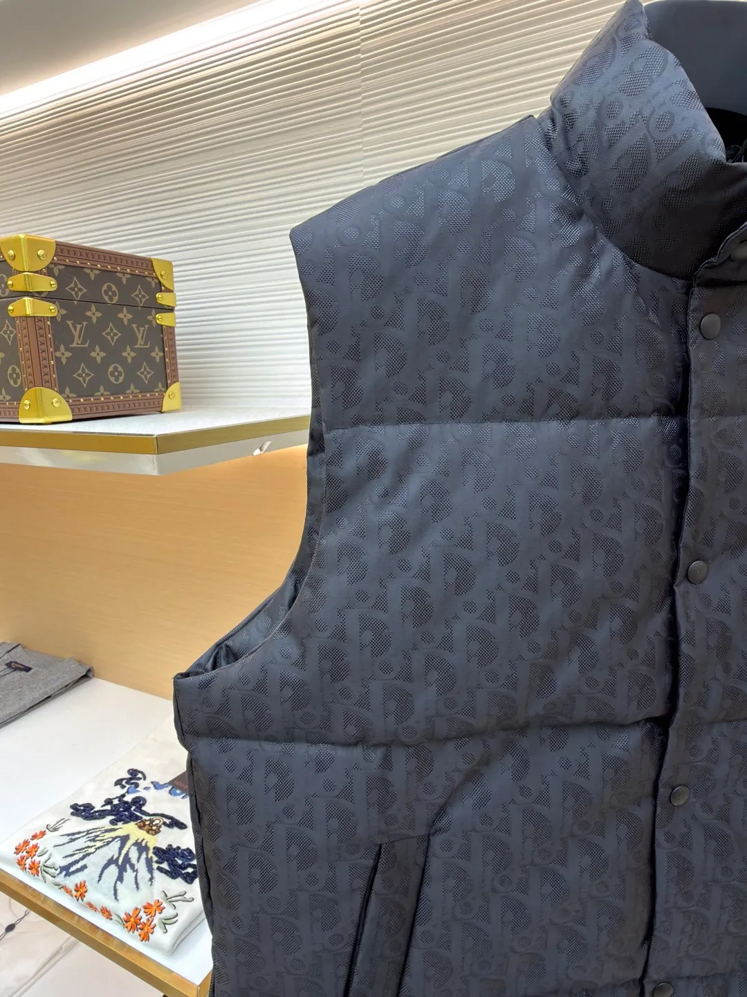 Dior dark pattern jacquard all-over print vest ●Original version: Purchased and developed for 17999 ●Item number: 1681378-C85 ●Fabric: white duck down fabric ●Technology: jacquard production ●Color: black ●Version: fitted version ●Weight: about 600 grams ●Size: S-M-L ●Description: This vest is made of full-width brand iconic jacquard fabric, with dark gray shading to present a low-key luxury texture. Using three-dimensional quilting technology, down is evenly filled into the grid-like partitions to ensure warmth while creating a full and crisp silhouette. The stand-up collar design and metal button placket make it easy to put on and take off and enhance the layering of the look. Hidden diagonal pockets are used on both sides, taking into account practicality and overall aesthetics. From fabric weaving to down filling, every process is strictly controlled: the jacquard process ensures clear and three-dimensional pattern texture, the quilting lines are neat and even, and the buttons are made of high-quality metal material, which is durable. The overall craftsmanship exquisitely integrates brand recognition, thermal function and fashionable design, showing superb clothing making standards and high-end taste. Purchase the original version for development, order the color and dye it, and feel free to compare it with any version on the market!