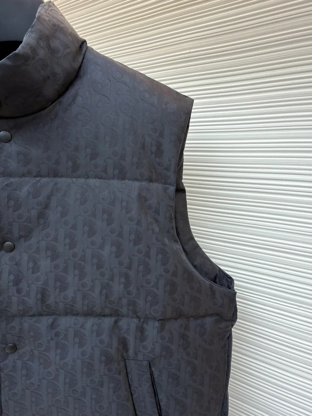 Dior dark pattern jacquard all-over print vest ●Original version: Purchased and developed for 17999 ●Item number: 1681378-C85 ●Fabric: white duck down fabric ●Technology: jacquard production ●Color: black ●Version: fitted version ●Weight: about 600 grams ●Size: S-M-L ●Description: This vest is made of full-width brand iconic jacquard fabric, with dark gray shading to present a low-key luxury texture. Using three-dimensional quilting technology, down is evenly filled into the grid-like partitions to ensure warmth while creating a full and crisp silhouette. The stand-up collar design and metal button placket make it easy to put on and take off and enhance the layering of the look. Hidden diagonal pockets are used on both sides, taking into account practicality and overall aesthetics. From fabric weaving to down filling, every process is strictly controlled: the jacquard process ensures clear and three-dimensional pattern texture, the quilting lines are neat and even, and the buttons are made of high-quality metal material, which is durable. The overall craftsmanship exquisitely integrates brand recognition, thermal function and fashionable design, showing superb clothing making standards and high-end taste. Purchase the original version for development, order the color and dye it, and feel free to compare it with any version on the market!