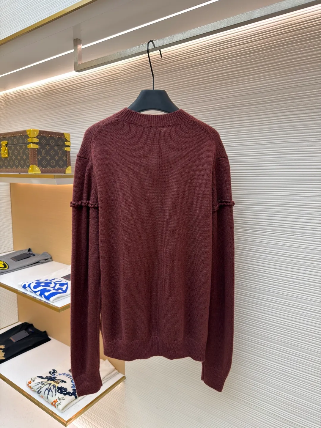 Dior Ribbon knitted sweater ●Original version: Purchased and developed for 16,000 ●Item No.: 1682159-A85 ●Fabric: Wool blended fabric ●Technology: Lonely threaded embossed twisting technique ●Color: Burgundy ●Version: Fitted version ●Weight: about 515 grams ●Size: S-M-L-XL ●Description: Custom-woven cloud velvet sheep wool, soft and waxy touch, comfortable and close to the skin, with deep burgundy as the base color Like aged wine, it becomes more and more flavorful with age. Taking Dior Ribbon as the starting point of inspiration, the brand words are transformed into a three-dimensional knot pattern to interpret the eternal vitality of Dior-style elegance. Wrapped around the surface of the fabric like a ribbon, a low-key luxury statement, the ultimate expression of elegance. The design has transcended the clothing itself and has become an effortless aesthetic attitude. There is no need to deliberately create a self-made style, solitary threads are used to create embossed twists. An embossed texture is formed by crossing yarns. Elastic gauze ribbons are embedded on one side of the fabric. During the threading process, the gauze tape is always located on the back of the stitching, giving the fabric a three-dimensional feel. The garments are washed with softening and deodorizing technology. Professional washing equipment and specific detergents are used to deeply clean and deodorize the clothes to improve the feel and appearance of the clothes. The overall wiring is straight and delicate, the fabric is comfortable and soft, and the color is consistent without color difference. It can be matched with the same style to create a fashionable look and control various occasions. Customized accessories, complete with three standards, same style for men and women!