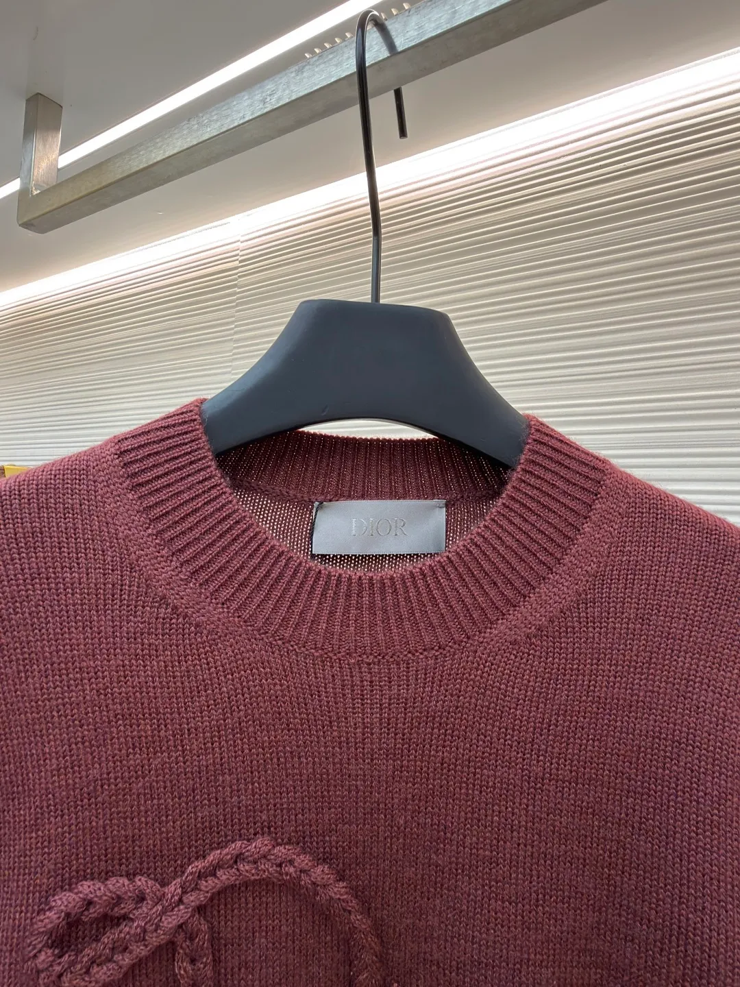 Dior Ribbon knitted sweater ●Original version: Purchased and developed for 16,000 ●Item No.: 1682159-A85 ●Fabric: Wool blended fabric ●Technology: Lonely threaded embossed twisting technique ●Color: Burgundy ●Version: Fitted version ●Weight: about 515 grams ●Size: S-M-L-XL ●Description: Custom-woven cloud velvet sheep wool, soft and waxy touch, comfortable and close to the skin, with deep burgundy as the base color Like aged wine, it becomes more and more flavorful with age. Taking Dior Ribbon as the starting point of inspiration, the brand words are transformed into a three-dimensional knot pattern to interpret the eternal vitality of Dior-style elegance. Wrapped around the surface of the fabric like a ribbon, a low-key luxury statement, the ultimate expression of elegance. The design has transcended the clothing itself and has become an effortless aesthetic attitude. There is no need to deliberately create a self-made style, solitary threads are used to create embossed twists. An embossed texture is formed by crossing yarns. Elastic gauze ribbons are embedded on one side of the fabric. During the threading process, the gauze tape is always located on the back of the stitching, giving the fabric a three-dimensional feel. The garments are washed with softening and deodorizing technology. Professional washing equipment and specific detergents are used to deeply clean and deodorize the clothes to improve the feel and appearance of the clothes. The overall wiring is straight and delicate, the fabric is comfortable and soft, and the color is consistent without color difference. It can be matched with the same style to create a fashionable look and control various occasions. Customized accessories, complete with three standards, same style for men and women!