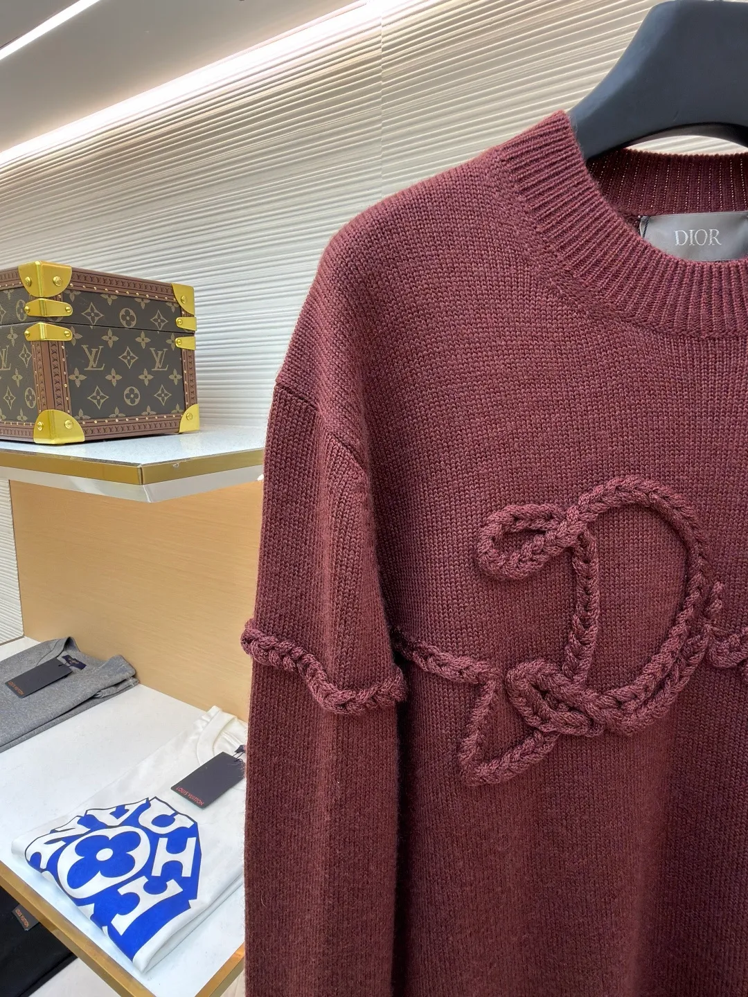 Dior Ribbon knitted sweater ●Original version: Purchased and developed for 16,000 ●Item No.: 1682159-A85 ●Fabric: Wool blended fabric ●Technology: Lonely threaded embossed twisting technique ●Color: Burgundy ●Version: Fitted version ●Weight: about 515 grams ●Size: S-M-L-XL ●Description: Custom-woven cloud velvet sheep wool, soft and waxy touch, comfortable and close to the skin, with deep burgundy as the base color Like aged wine, it becomes more and more flavorful with age. Taking Dior Ribbon as the starting point of inspiration, the brand words are transformed into a three-dimensional knot pattern to interpret the eternal vitality of Dior-style elegance. Wrapped around the surface of the fabric like a ribbon, a low-key luxury statement, the ultimate expression of elegance. The design has transcended the clothing itself and has become an effortless aesthetic attitude. There is no need to deliberately create a self-made style, solitary threads are used to create embossed twists. An embossed texture is formed by crossing yarns. Elastic gauze ribbons are embedded on one side of the fabric. During the threading process, the gauze tape is always located on the back of the stitching, giving the fabric a three-dimensional feel. The garments are washed with softening and deodorizing technology. Professional washing equipment and specific detergents are used to deeply clean and deodorize the clothes to improve the feel and appearance of the clothes. The overall wiring is straight and delicate, the fabric is comfortable and soft, and the color is consistent without color difference. It can be matched with the same style to create a fashionable look and control various occasions. Customized accessories, complete with three standards, same style for men and women!
