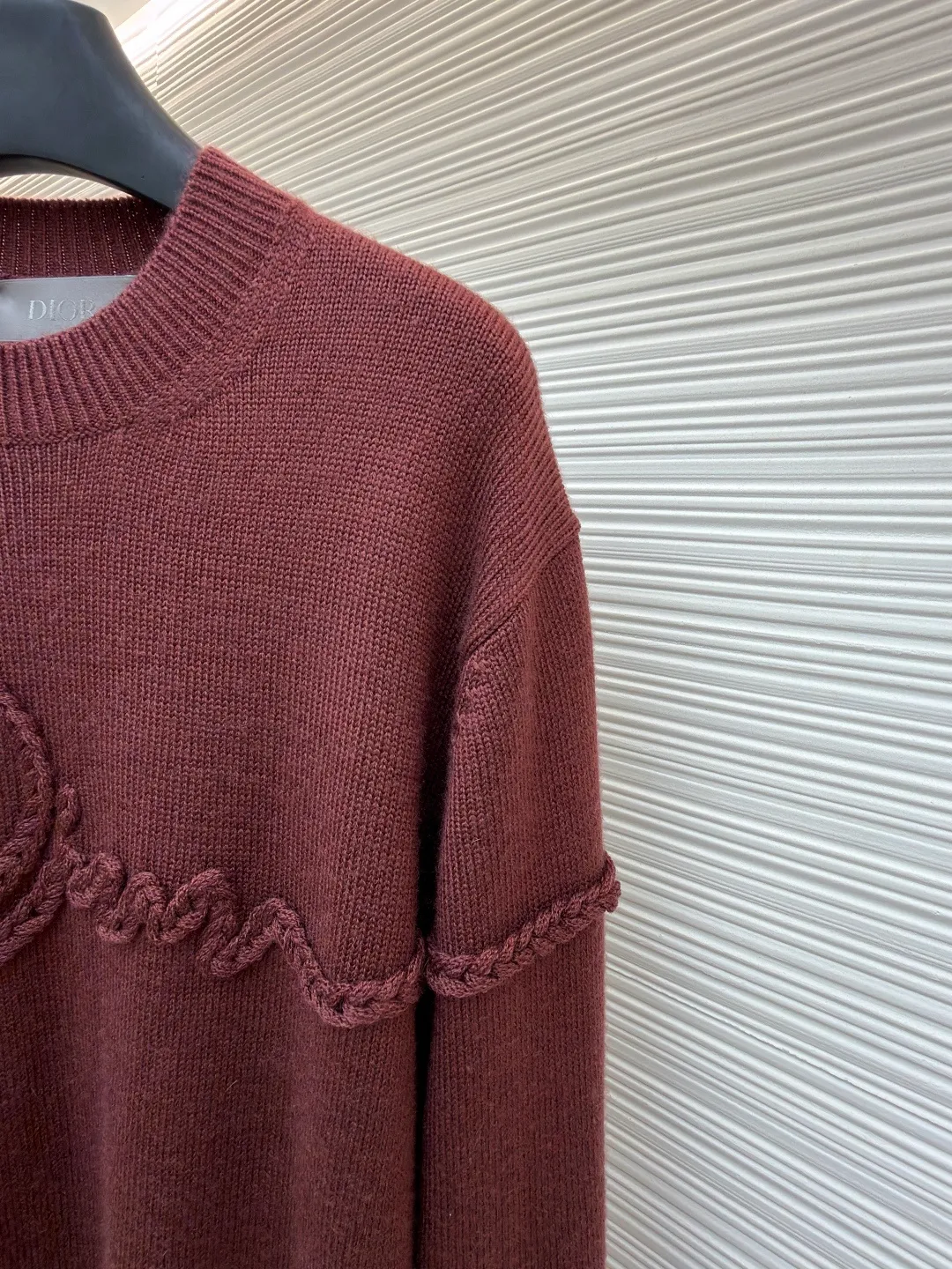 Dior Ribbon knitted sweater ●Original version: Purchased and developed for 16,000 ●Item No.: 1682159-A85 ●Fabric: Wool blended fabric ●Technology: Lonely threaded embossed twisting technique ●Color: Burgundy ●Version: Fitted version ●Weight: about 515 grams ●Size: S-M-L-XL ●Description: Custom-woven cloud velvet sheep wool, soft and waxy touch, comfortable and close to the skin, with deep burgundy as the base color Like aged wine, it becomes more and more flavorful with age. Taking Dior Ribbon as the starting point of inspiration, the brand words are transformed into a three-dimensional knot pattern to interpret the eternal vitality of Dior-style elegance. Wrapped around the surface of the fabric like a ribbon, a low-key luxury statement, the ultimate expression of elegance. The design has transcended the clothing itself and has become an effortless aesthetic attitude. There is no need to deliberately create a self-made style, solitary threads are used to create embossed twists. An embossed texture is formed by crossing yarns. Elastic gauze ribbons are embedded on one side of the fabric. During the threading process, the gauze tape is always located on the back of the stitching, giving the fabric a three-dimensional feel. The garments are washed with softening and deodorizing technology. Professional washing equipment and specific detergents are used to deeply clean and deodorize the clothes to improve the feel and appearance of the clothes. The overall wiring is straight and delicate, the fabric is comfortable and soft, and the color is consistent without color difference. It can be matched with the same style to create a fashionable look and control various occasions. Customized accessories, complete with three standards, same style for men and women!