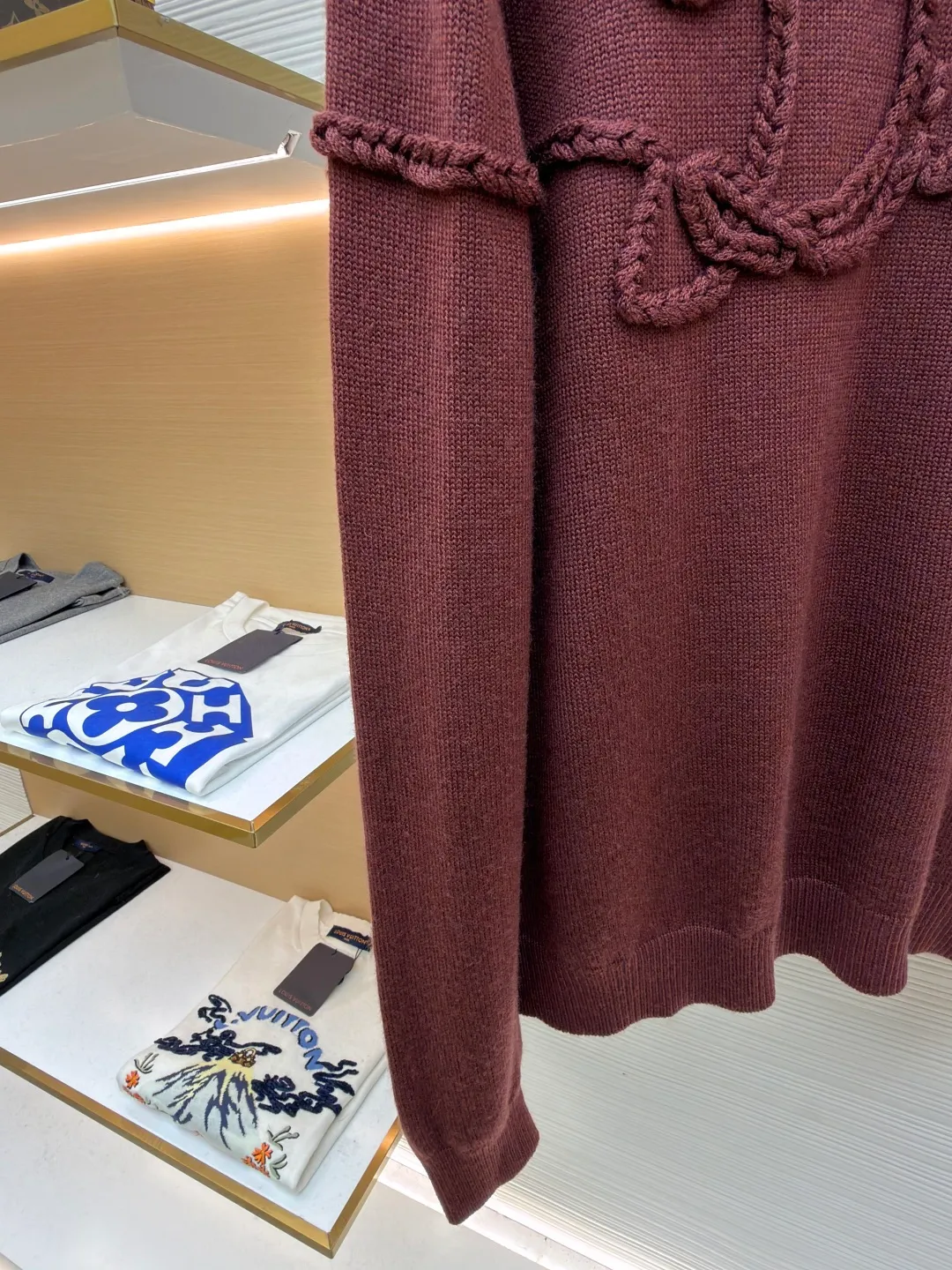 Dior Ribbon knitted sweater ●Original version: Purchased and developed for 16,000 ●Item No.: 1682159-A85 ●Fabric: Wool blended fabric ●Technology: Lonely threaded embossed twisting technique ●Color: Burgundy ●Version: Fitted version ●Weight: about 515 grams ●Size: S-M-L-XL ●Description: Custom-woven cloud velvet sheep wool, soft and waxy touch, comfortable and close to the skin, with deep burgundy as the base color Like aged wine, it becomes more and more flavorful with age. Taking Dior Ribbon as the starting point of inspiration, the brand words are transformed into a three-dimensional knot pattern to interpret the eternal vitality of Dior-style elegance. Wrapped around the surface of the fabric like a ribbon, a low-key luxury statement, the ultimate expression of elegance. The design has transcended the clothing itself and has become an effortless aesthetic attitude. There is no need to deliberately create a self-made style, solitary threads are used to create embossed twists. An embossed texture is formed by crossing yarns. Elastic gauze ribbons are embedded on one side of the fabric. During the threading process, the gauze tape is always located on the back of the stitching, giving the fabric a three-dimensional feel. The garments are washed with softening and deodorizing technology. Professional washing equipment and specific detergents are used to deeply clean and deodorize the clothes to improve the feel and appearance of the clothes. The overall wiring is straight and delicate, the fabric is comfortable and soft, and the color is consistent without color difference. It can be matched with the same style to create a fashionable look and control various occasions. Customized accessories, complete with three standards, same style for men and women!