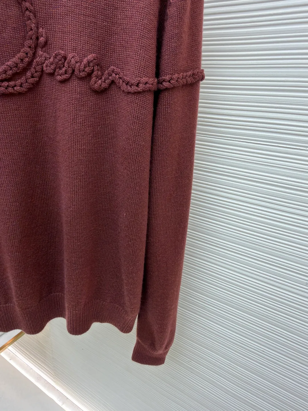 Dior Ribbon knitted sweater ●Original version: Purchased and developed for 16,000 ●Item No.: 1682159-A85 ●Fabric: Wool blended fabric ●Technology: Lonely threaded embossed twisting technique ●Color: Burgundy ●Version: Fitted version ●Weight: about 515 grams ●Size: S-M-L-XL ●Description: Custom-woven cloud velvet sheep wool, soft and waxy touch, comfortable and close to the skin, with deep burgundy as the base color Like aged wine, it becomes more and more flavorful with age. Taking Dior Ribbon as the starting point of inspiration, the brand words are transformed into a three-dimensional knot pattern to interpret the eternal vitality of Dior-style elegance. Wrapped around the surface of the fabric like a ribbon, a low-key luxury statement, the ultimate expression of elegance. The design has transcended the clothing itself and has become an effortless aesthetic attitude. There is no need to deliberately create a self-made style, solitary threads are used to create embossed twists. An embossed texture is formed by crossing yarns. Elastic gauze ribbons are embedded on one side of the fabric. During the threading process, the gauze tape is always located on the back of the stitching, giving the fabric a three-dimensional feel. The garments are washed with softening and deodorizing technology. Professional washing equipment and specific detergents are used to deeply clean and deodorize the clothes to improve the feel and appearance of the clothes. The overall wiring is straight and delicate, the fabric is comfortable and soft, and the color is consistent without color difference. It can be matched with the same style to create a fashionable look and control various occasions. Customized accessories, complete with three standards, same style for men and women!
