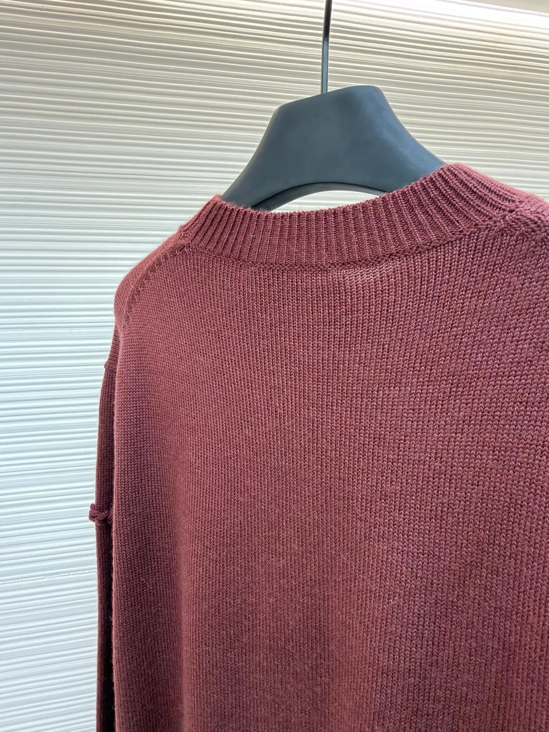 Dior Ribbon knitted sweater ●Original version: Purchased and developed for 16,000 ●Item No.: 1682159-A85 ●Fabric: Wool blended fabric ●Technology: Lonely threaded embossed twisting technique ●Color: Burgundy ●Version: Fitted version ●Weight: about 515 grams ●Size: S-M-L-XL ●Description: Custom-woven cloud velvet sheep wool, soft and waxy touch, comfortable and close to the skin, with deep burgundy as the base color Like aged wine, it becomes more and more flavorful with age. Taking Dior Ribbon as the starting point of inspiration, the brand words are transformed into a three-dimensional knot pattern to interpret the eternal vitality of Dior-style elegance. Wrapped around the surface of the fabric like a ribbon, a low-key luxury statement, the ultimate expression of elegance. The design has transcended the clothing itself and has become an effortless aesthetic attitude. There is no need to deliberately create a self-made style, solitary threads are used to create embossed twists. An embossed texture is formed by crossing yarns. Elastic gauze ribbons are embedded on one side of the fabric. During the threading process, the gauze tape is always located on the back of the stitching, giving the fabric a three-dimensional feel. The garments are washed with softening and deodorizing technology. Professional washing equipment and specific detergents are used to deeply clean and deodorize the clothes to improve the feel and appearance of the clothes. The overall wiring is straight and delicate, the fabric is comfortable and soft, and the color is consistent without color difference. It can be matched with the same style to create a fashionable look and control various occasions. Customized accessories, complete with three standards, same style for men and women!