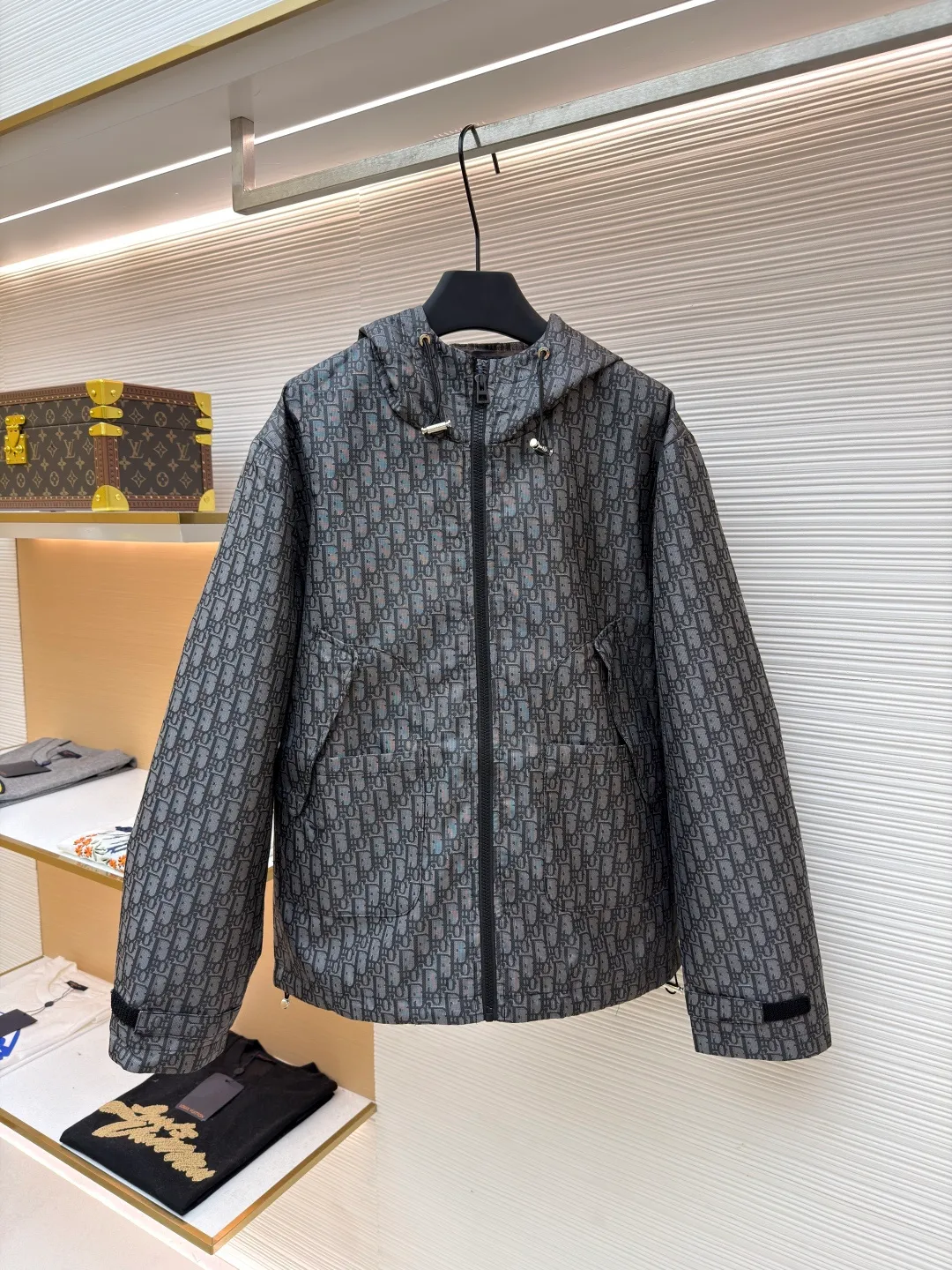 Dior Oblique full-width jacquard printed hooded jacket ●Original version: purchased and developed by 22785 ●Item number: 1681741-C45 ●Fabric: taffeta technical jacquard fabric ●Technology: printing production ●Color: gray ●Version: fitted version ●Weight: about 635 grams ●Size: S-M-L-XL ●Description: Carefully made of blue taffeta technical jacquard fabric, with front zipper closure, two flap pockets and two snap patch pockets, and a drawstring hood design for good protection. It is embellished with bee logo embroidery and can be matched with other Oblique printed items. The overall line is straight and delicate, the fabric is comfortable and soft, and the color is consistent without color difference. It can be matched with the same style to create a fashionable look and control various occasions. Customized accessories, complete with three labels, same style for men and women!
